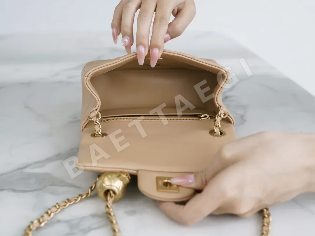 샤넬 메탈 볼 스퀘어 램스킨 호보백 상세 이미지 6