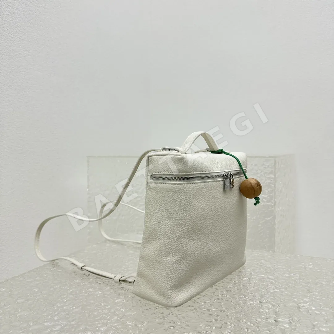 로로피아나 화이트 소가죽 백팩 상세 이미지 2