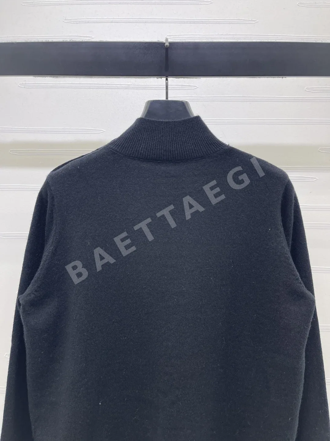 샤넬 메탈 버튼 장식 하이넥 여성 니트 상세 이미지 7