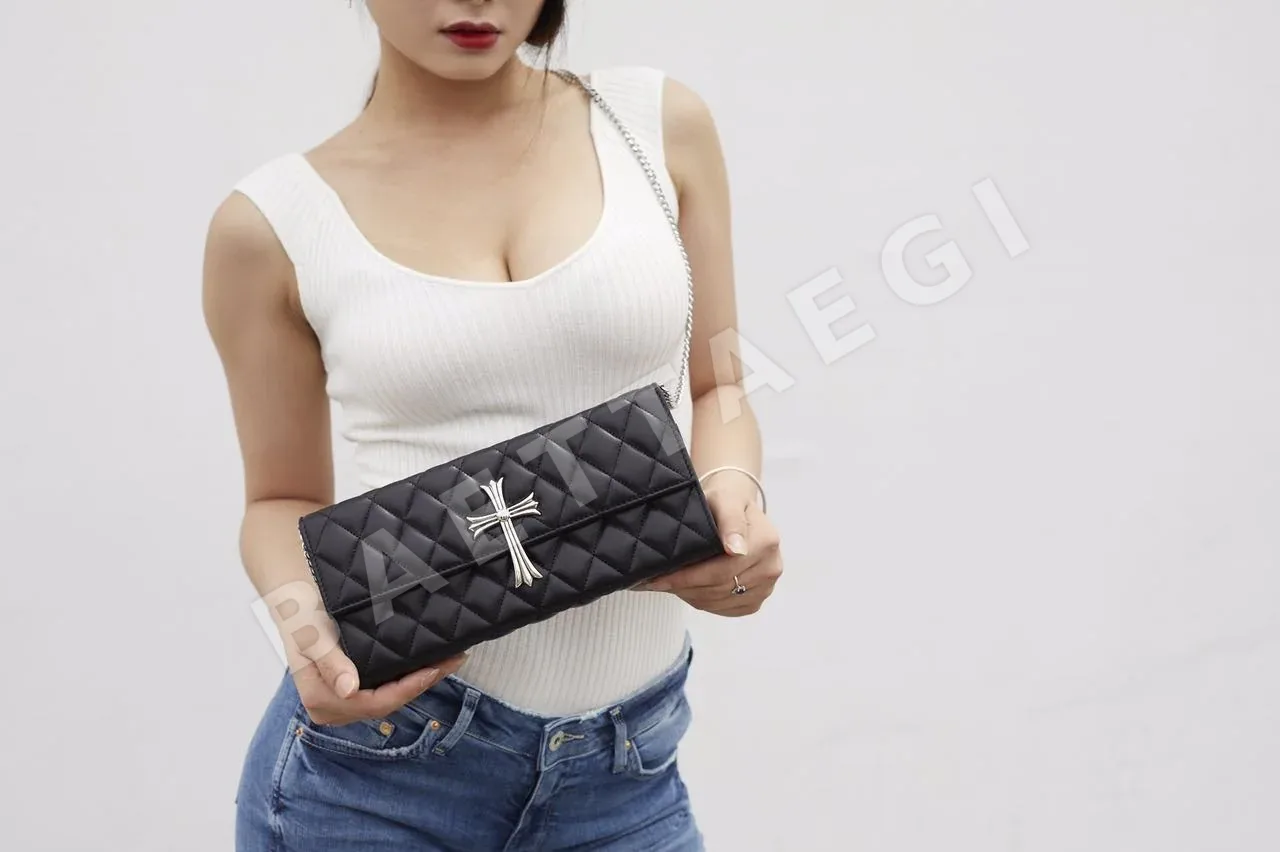 크롬하츠 925 실버 크로스 퀼팅 클러치백 상세 이미지 16