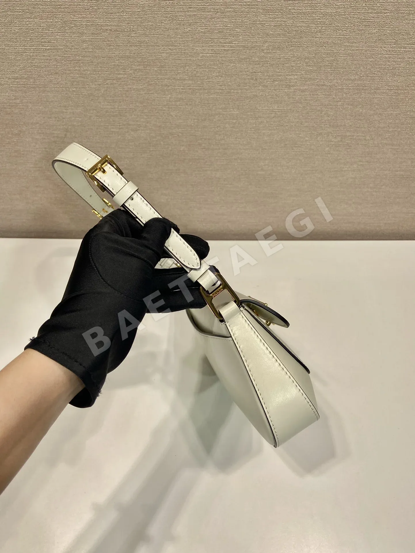 프라다 무지 언더암 숄더백 1BD345 상세 이미지 5