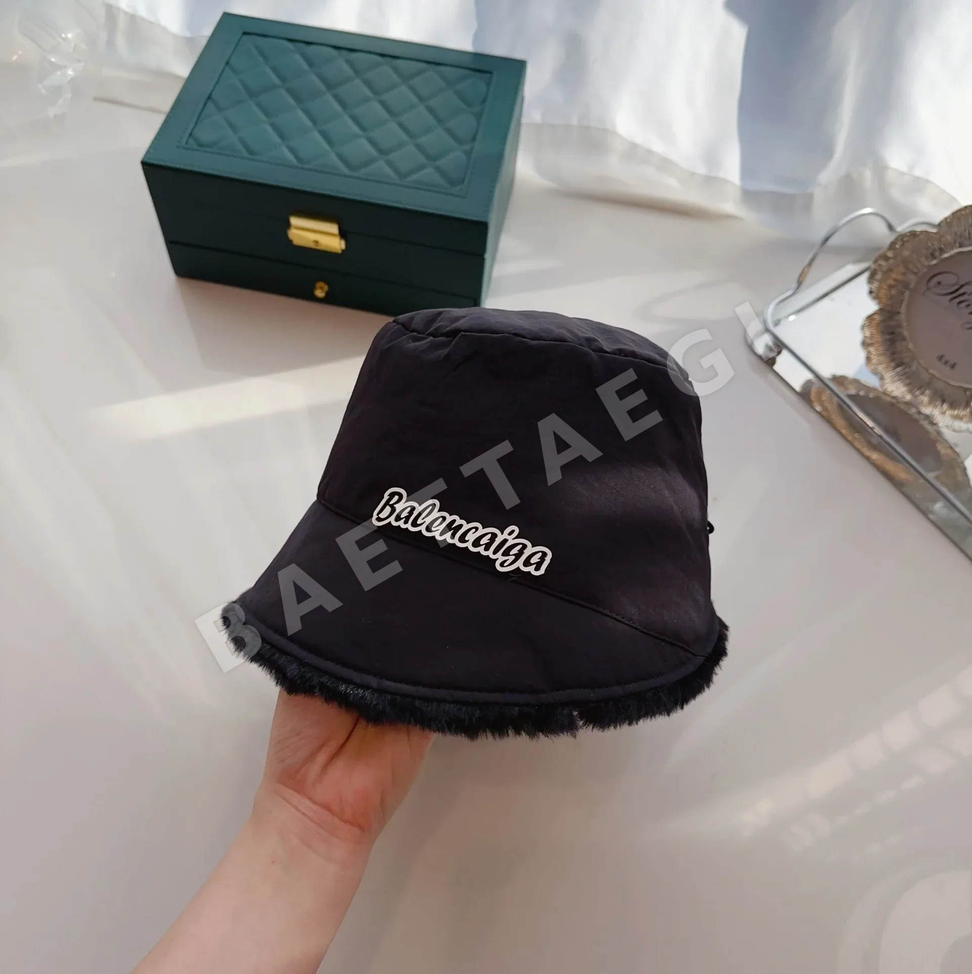 발렌시아가 토끼 모피 버킷 햇 상세 이미지 9