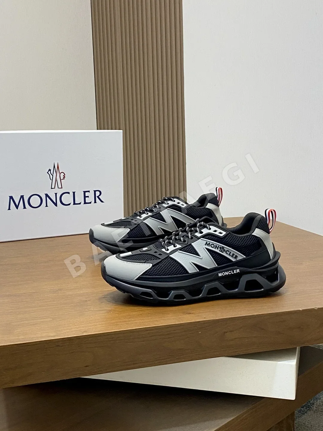 몽클레르 스니커즈 남성 메시 로고 힐 상세 이미지 3