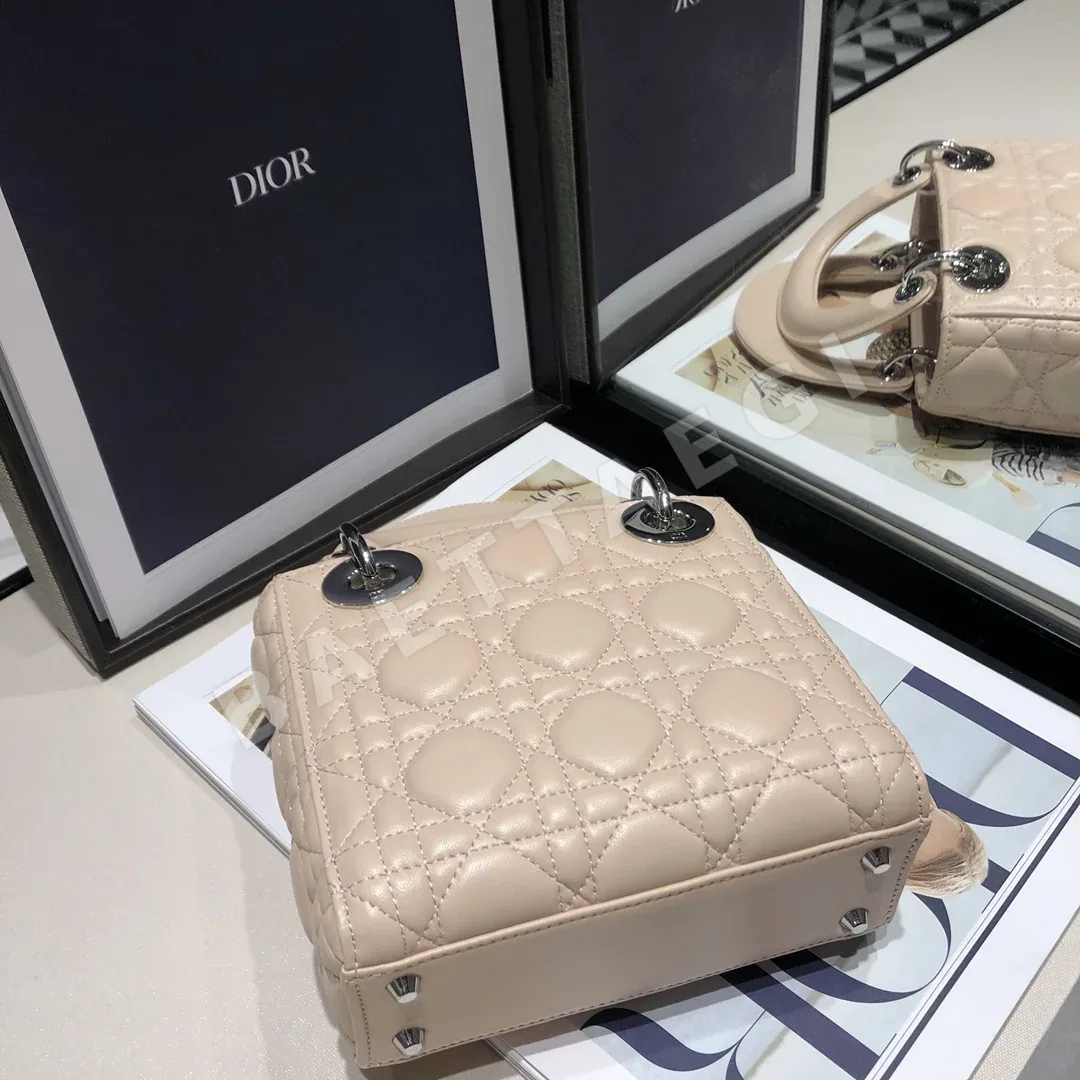 디올 레이디 클래식 램스킨 숄더백 상세 이미지 5