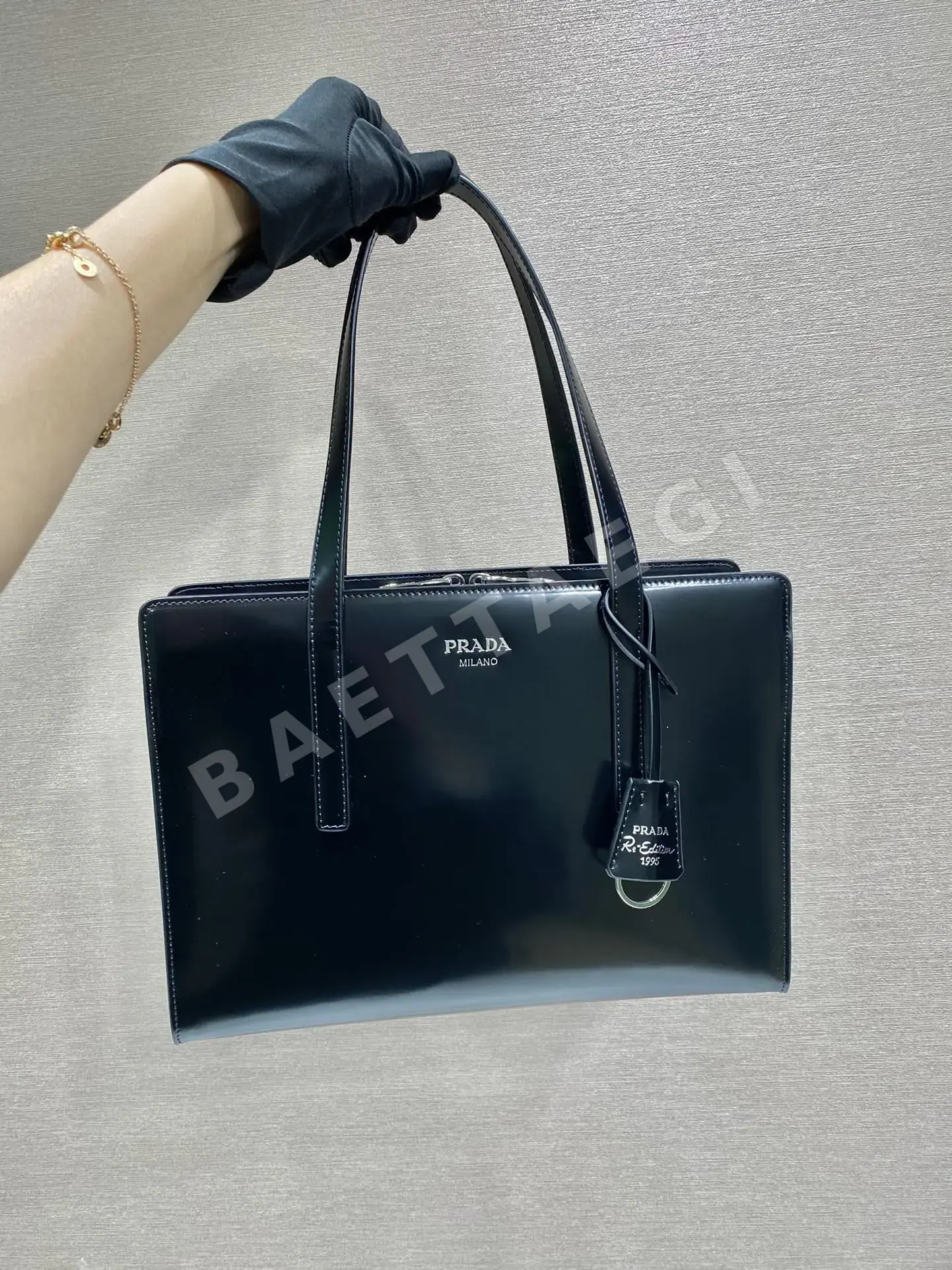 프라다 엠보싱 라벨 토트백 1BA350