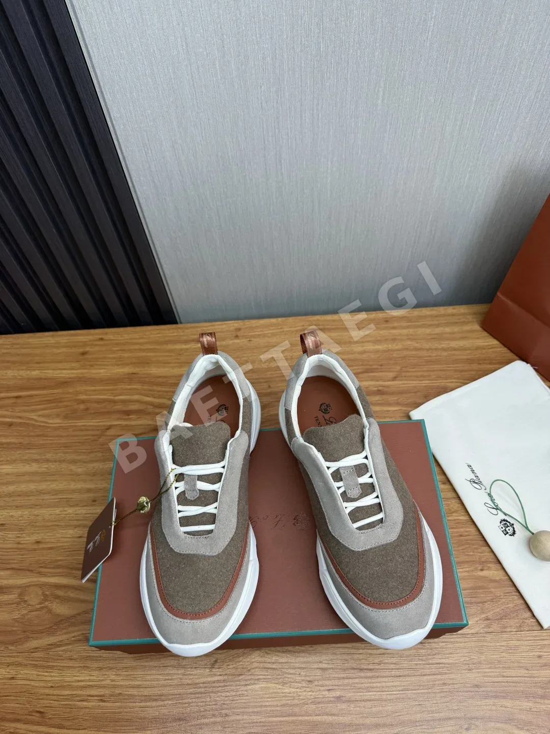 로로피아나 남성 스웨이드 캐주얼 스니커즈 상세 이미지 2