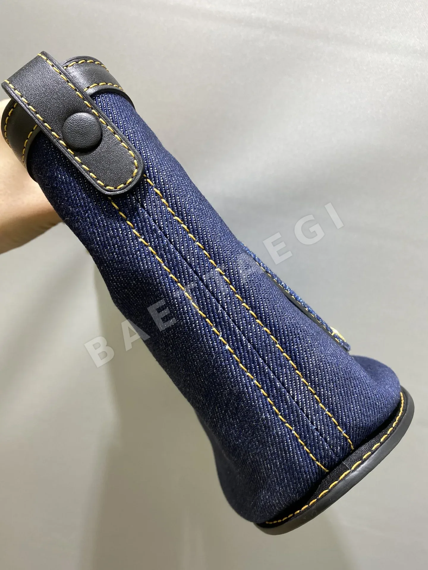 델보 핀 버킷 데님 버킷백 상세 이미지 5