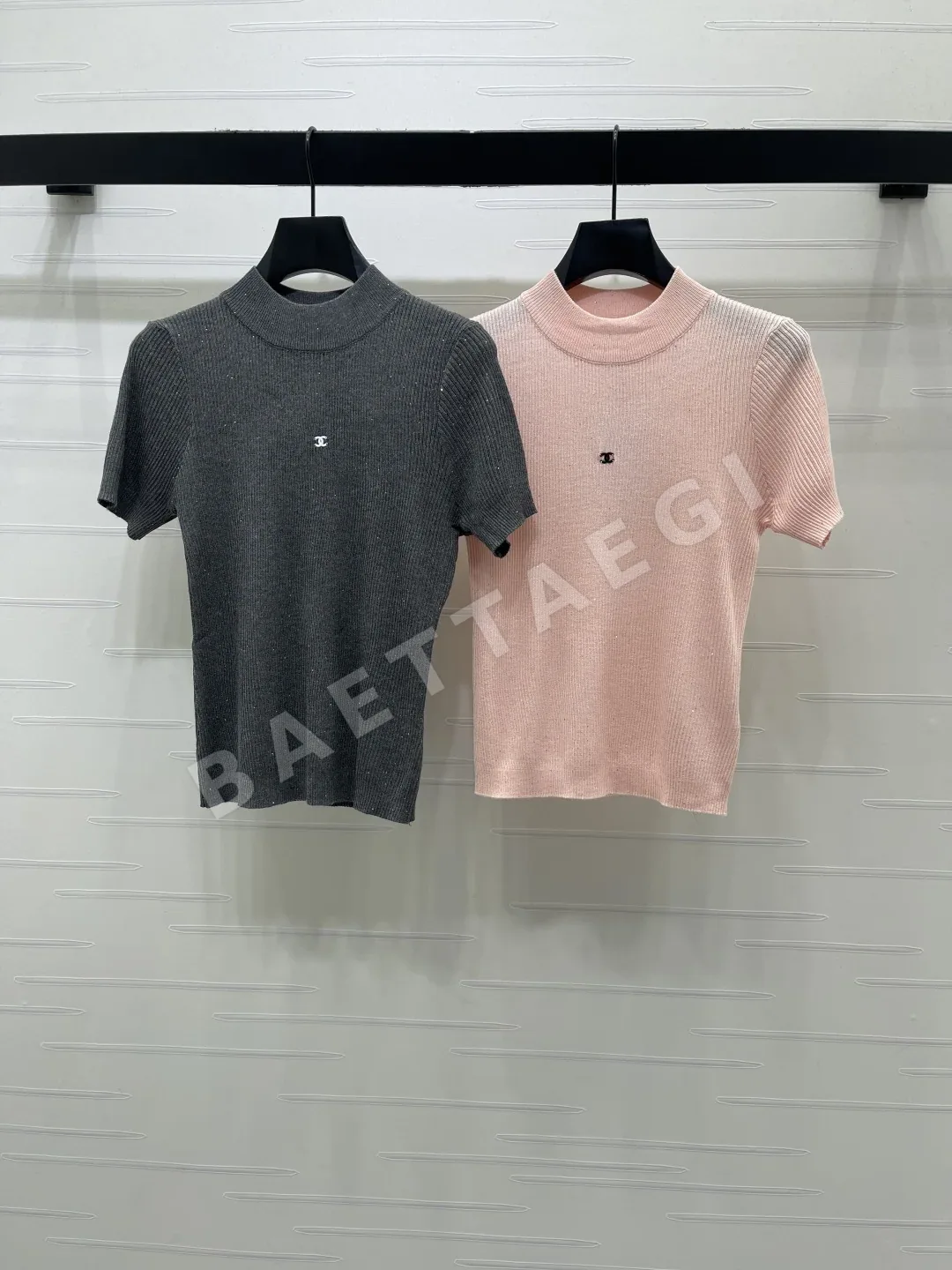 샤넬 스팽글 장식 더블 C 로고 반팔 니트 탑 103841