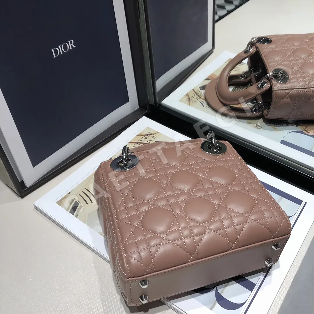 디올 레이디 클래식 3 콤파트먼트 램스킨 숄더백 상세 이미지 5