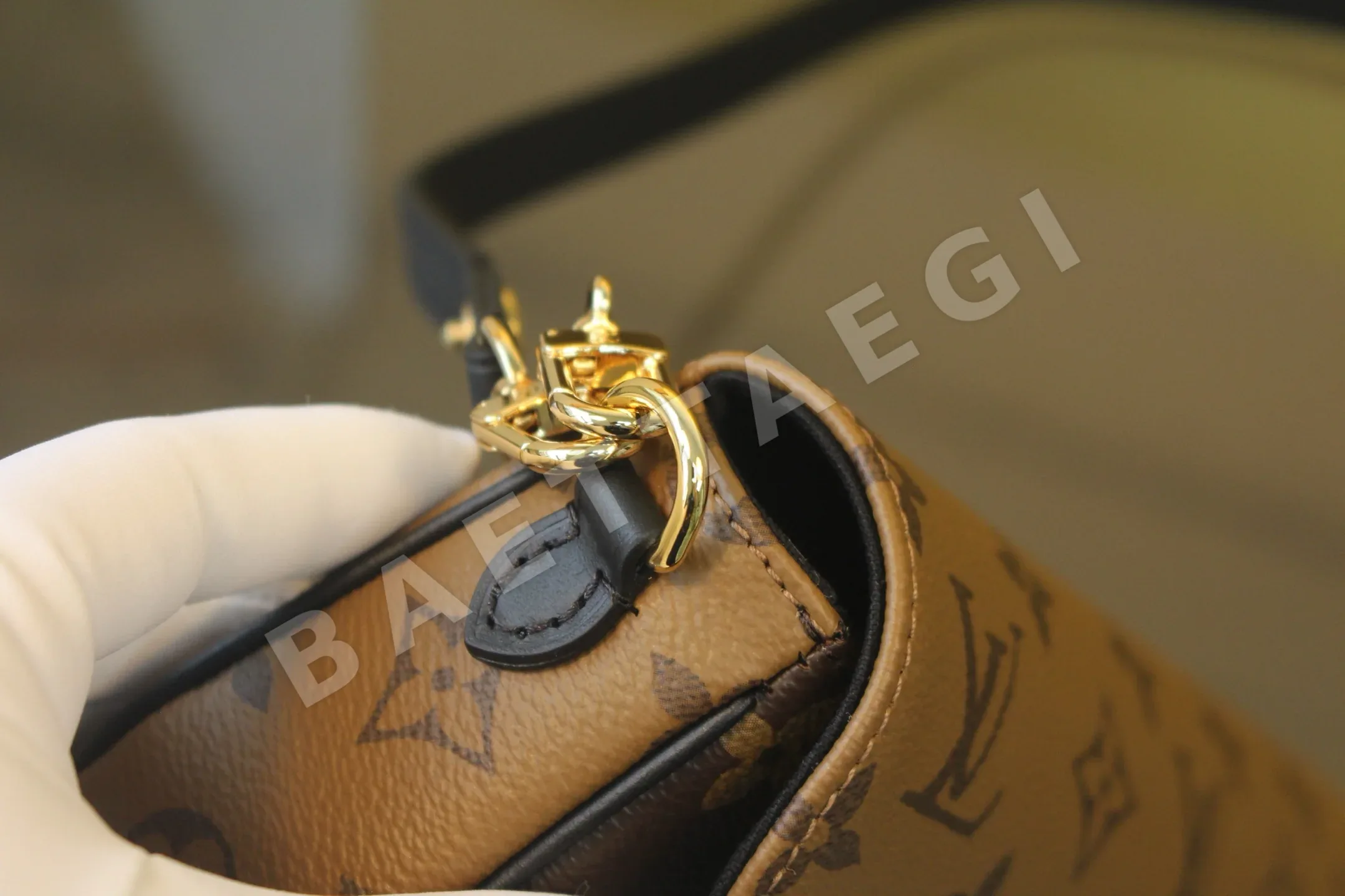 루이비통 모노그램 캔버스 가죽 숄더백 M26587 상세 이미지 3