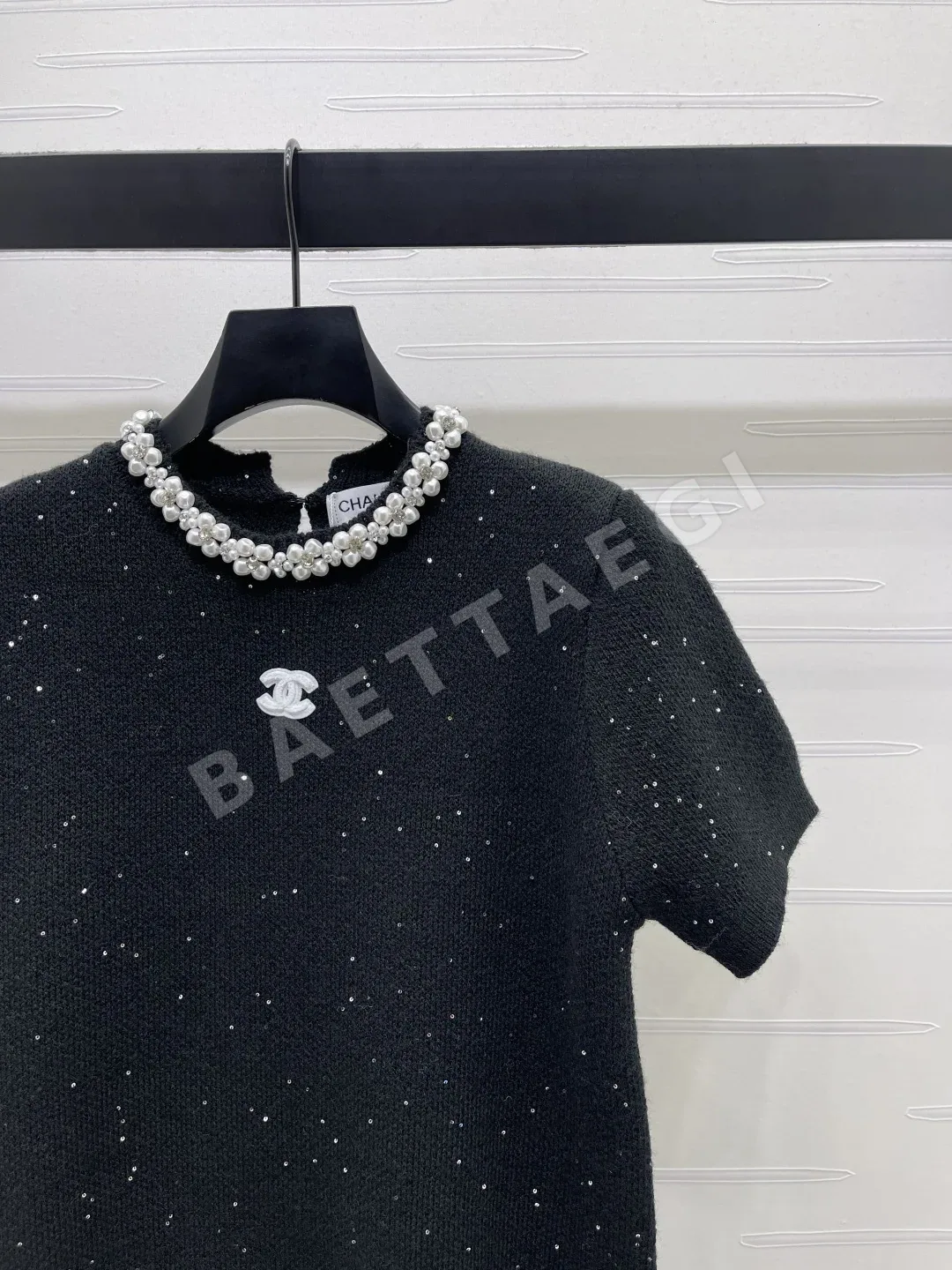 샤넬 네크라인 비즈 장식 메탈 로고 반팔 니트 원피스 상세 이미지 2