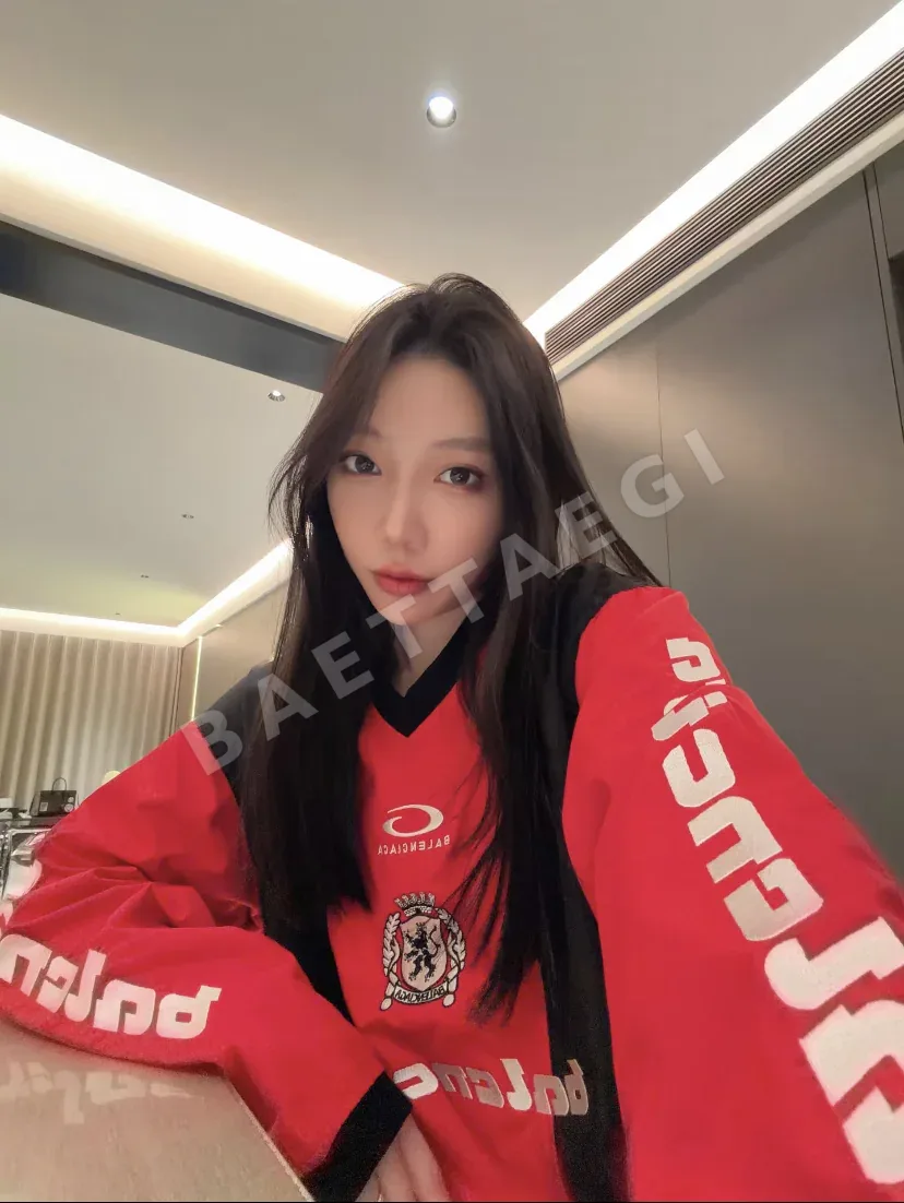 발렌시아가 컬러 블록 V넥 긴팔 티셔츠 상세 이미지 24