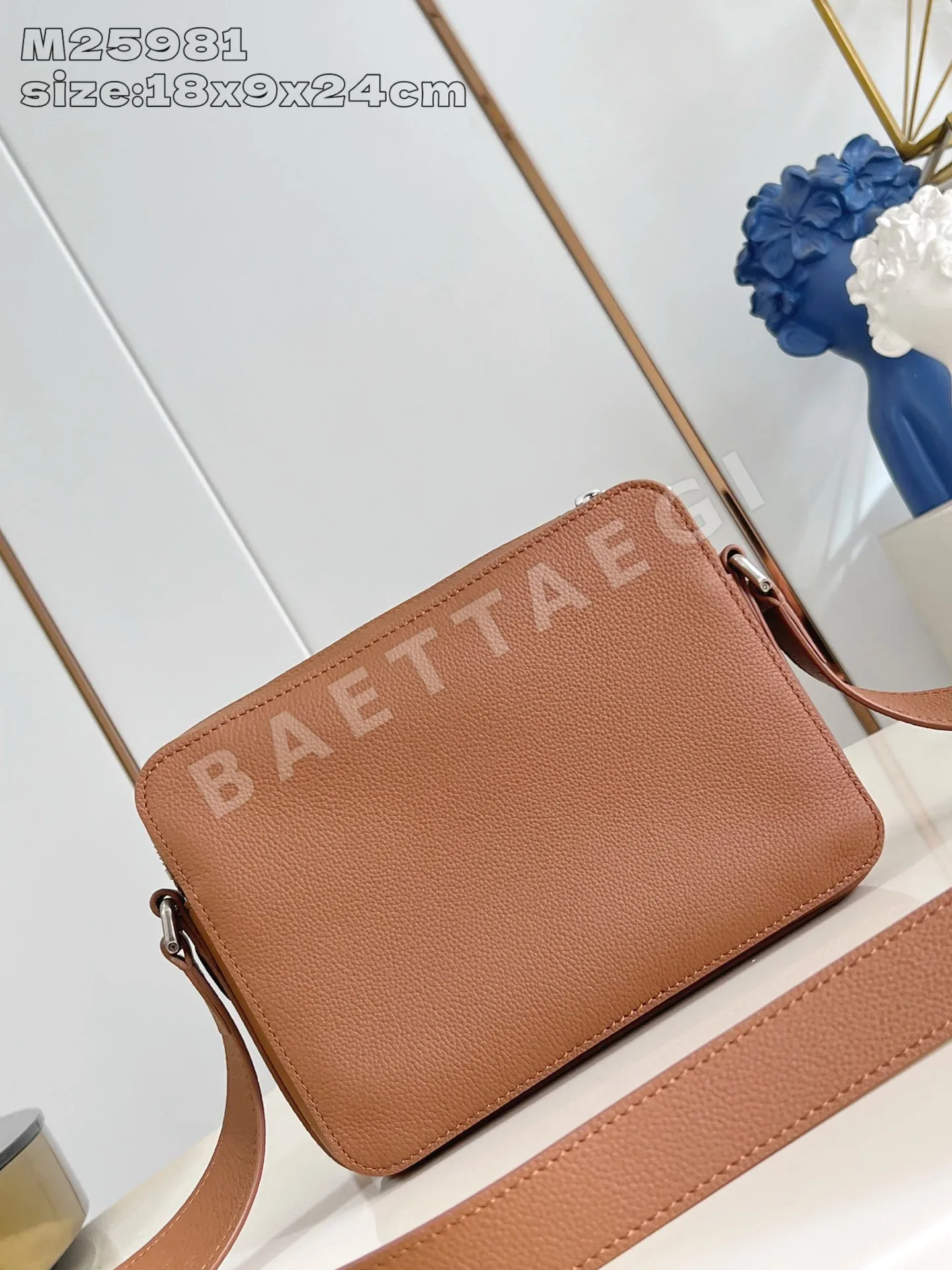 루이비통 M25981 보딩 메신저백 상세 이미지 4