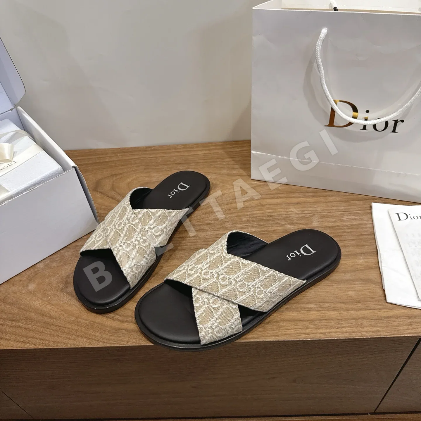 디올 CD 로고 모노그램 크로스 스트랩 남성 슬리퍼 상세 이미지 3