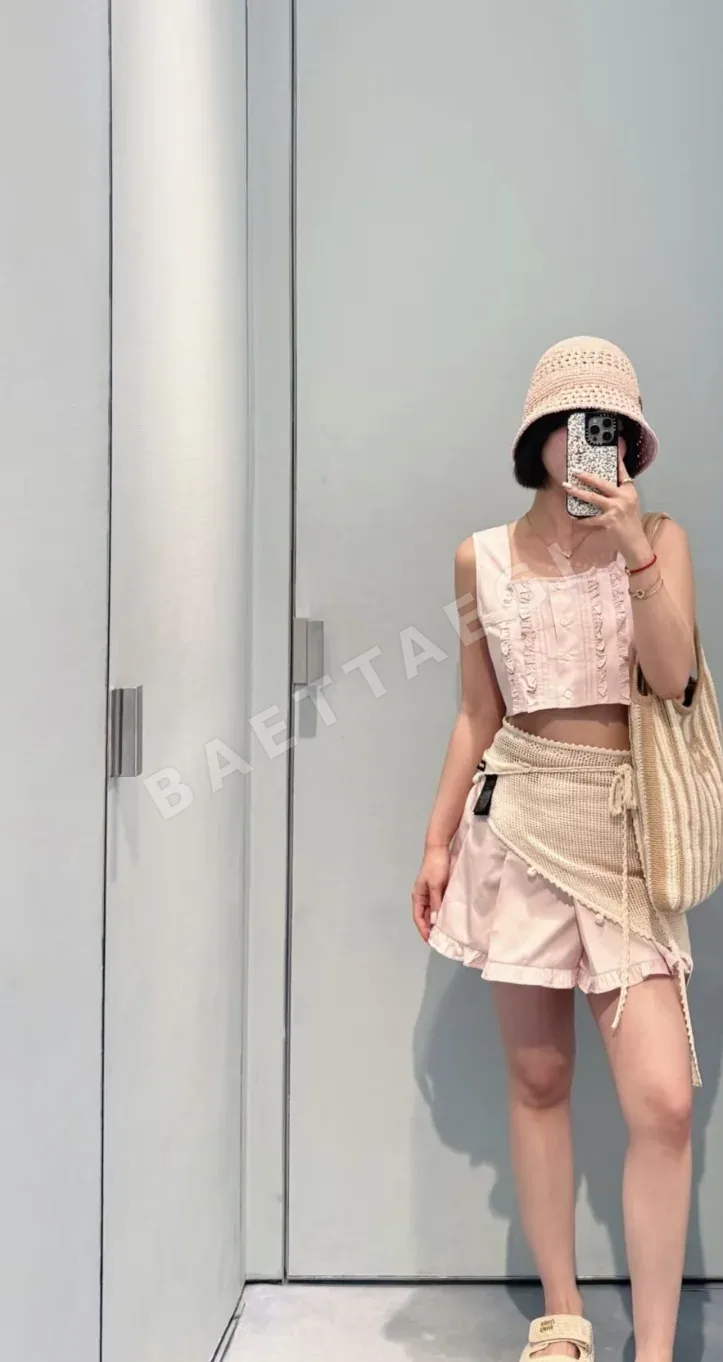 미우미우 스퀘어넥 프릴 버튼 크롭 반팔 티셔츠 상세 이미지 2