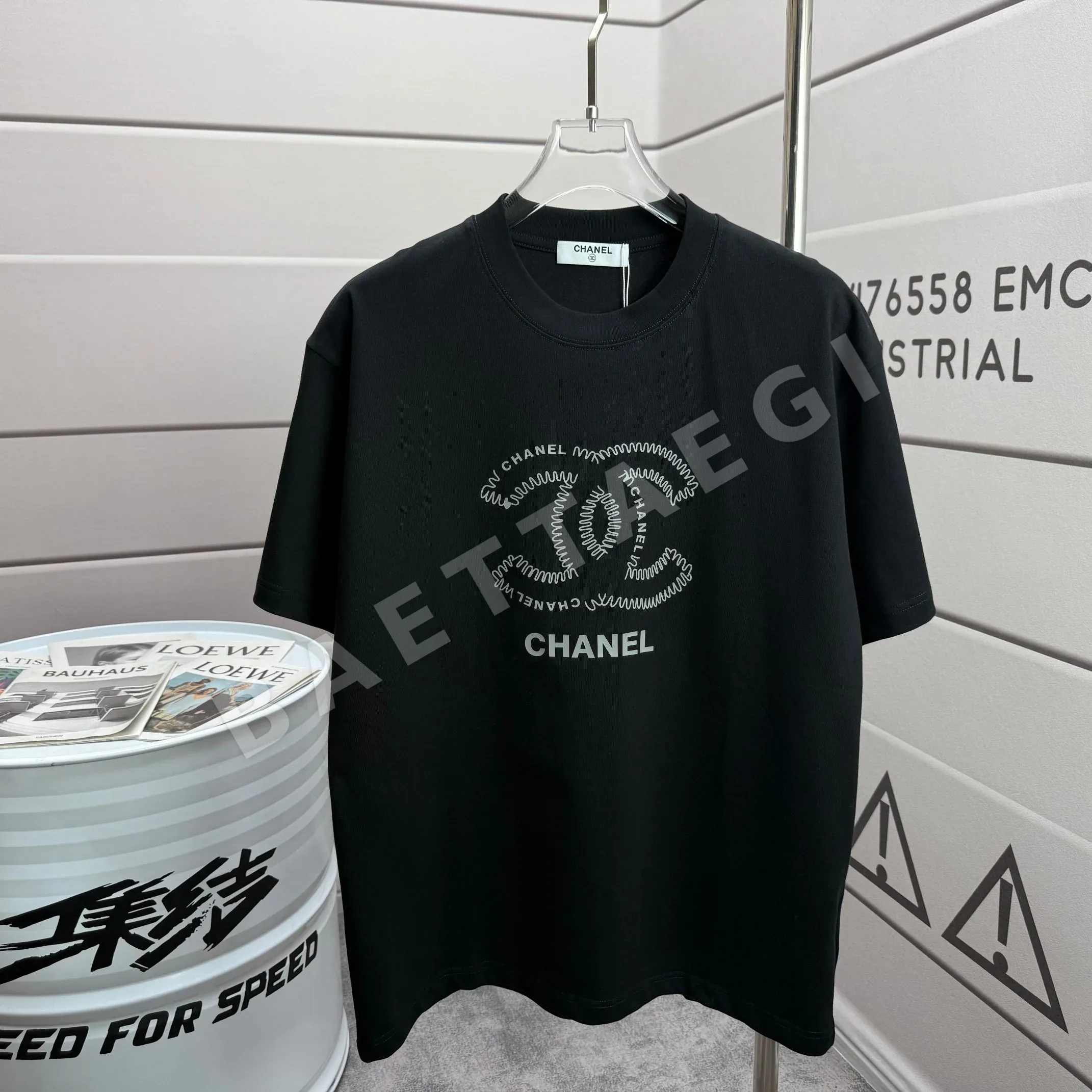 샤넬 클래식 레터 3D 실리콘 가공 코튼 반팔 티셔츠 86825
