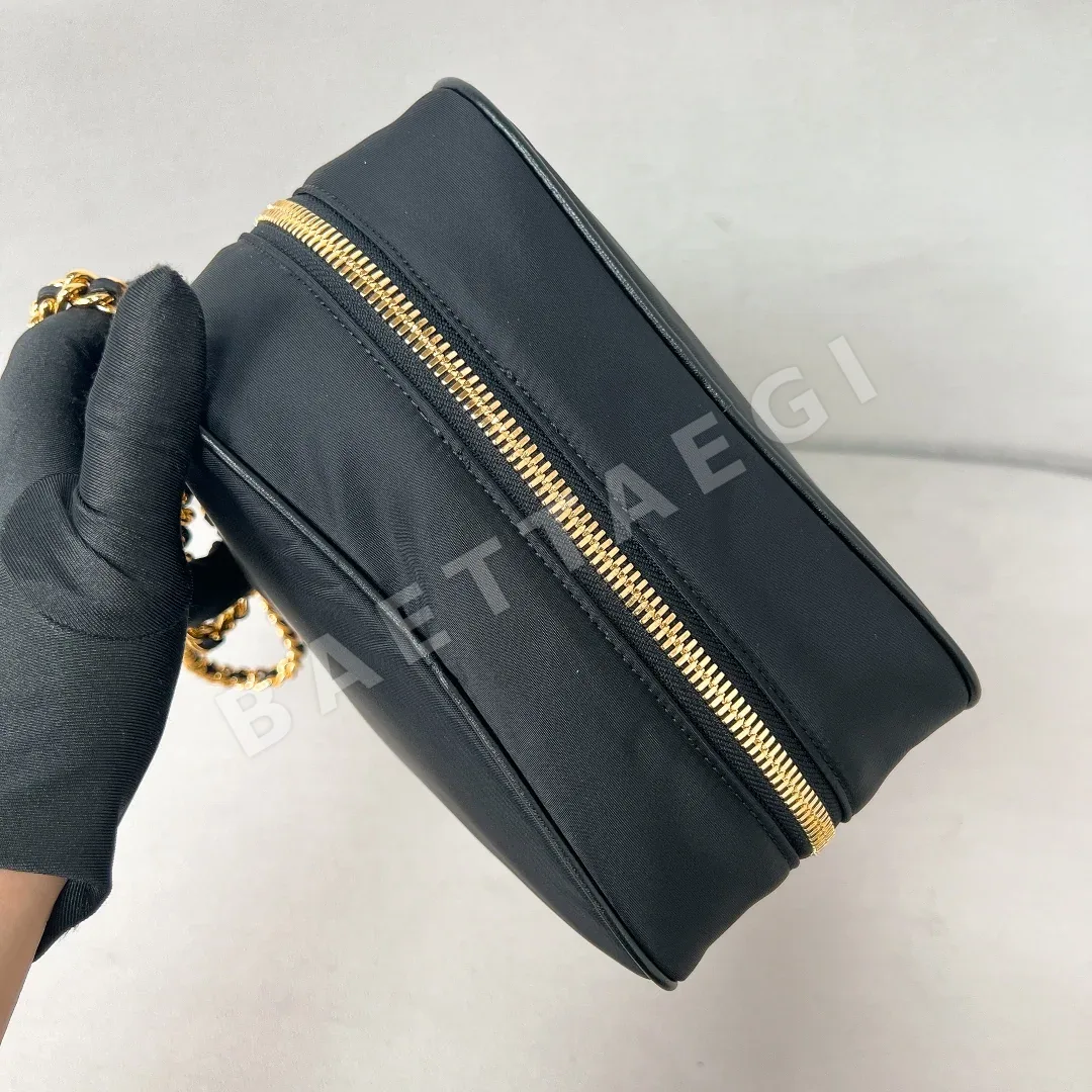 프라다 블랙골드 체인 나일론 가방 1BB114 상세 이미지 4