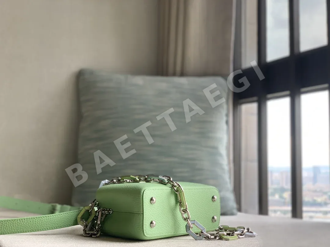 루이비통 카퓌신 미니 핸드백 M24683 상세 이미지 4