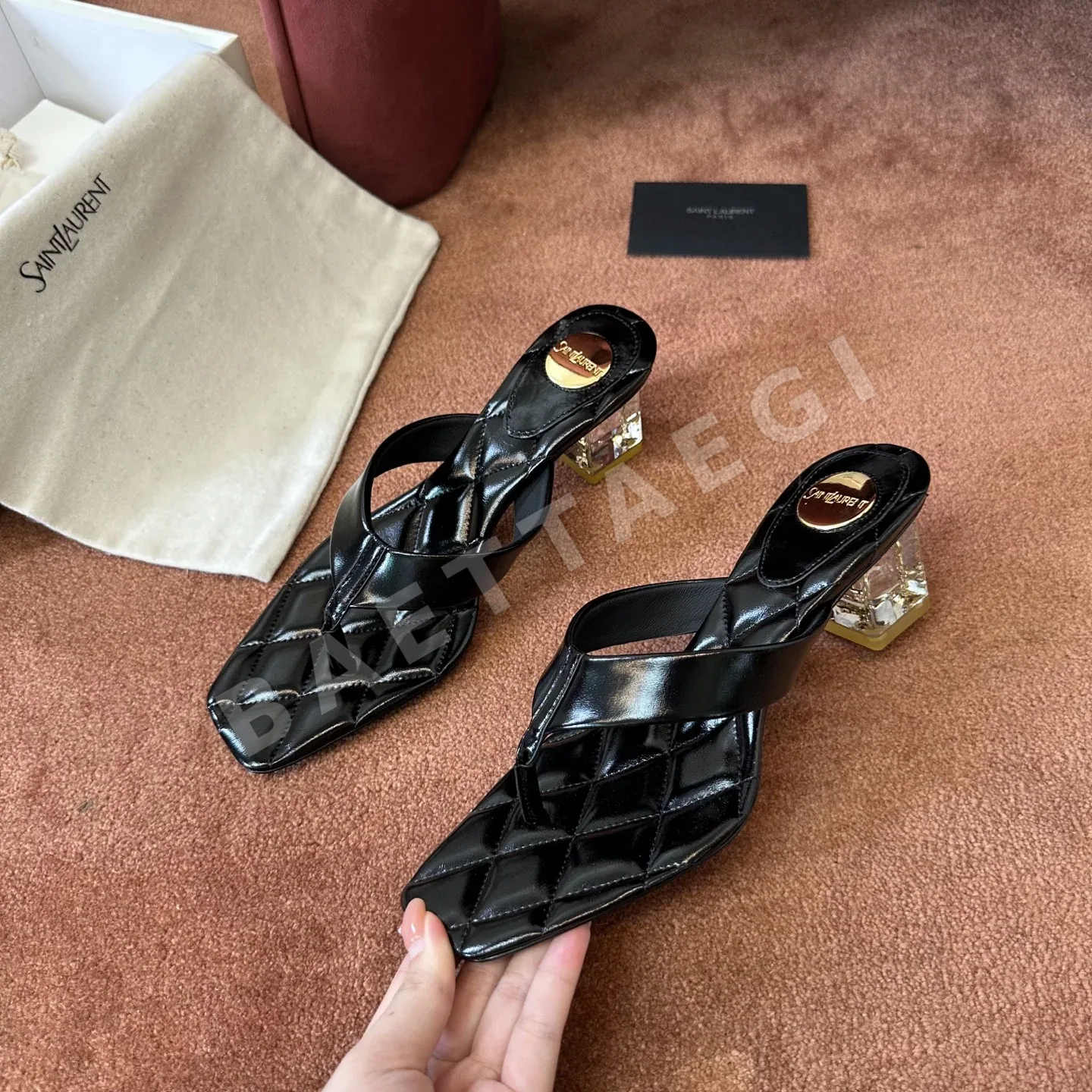 생로랑 퀼팅 로고 메달 포인트 쪼리 힐 샌들 블랙 상세 이미지 6