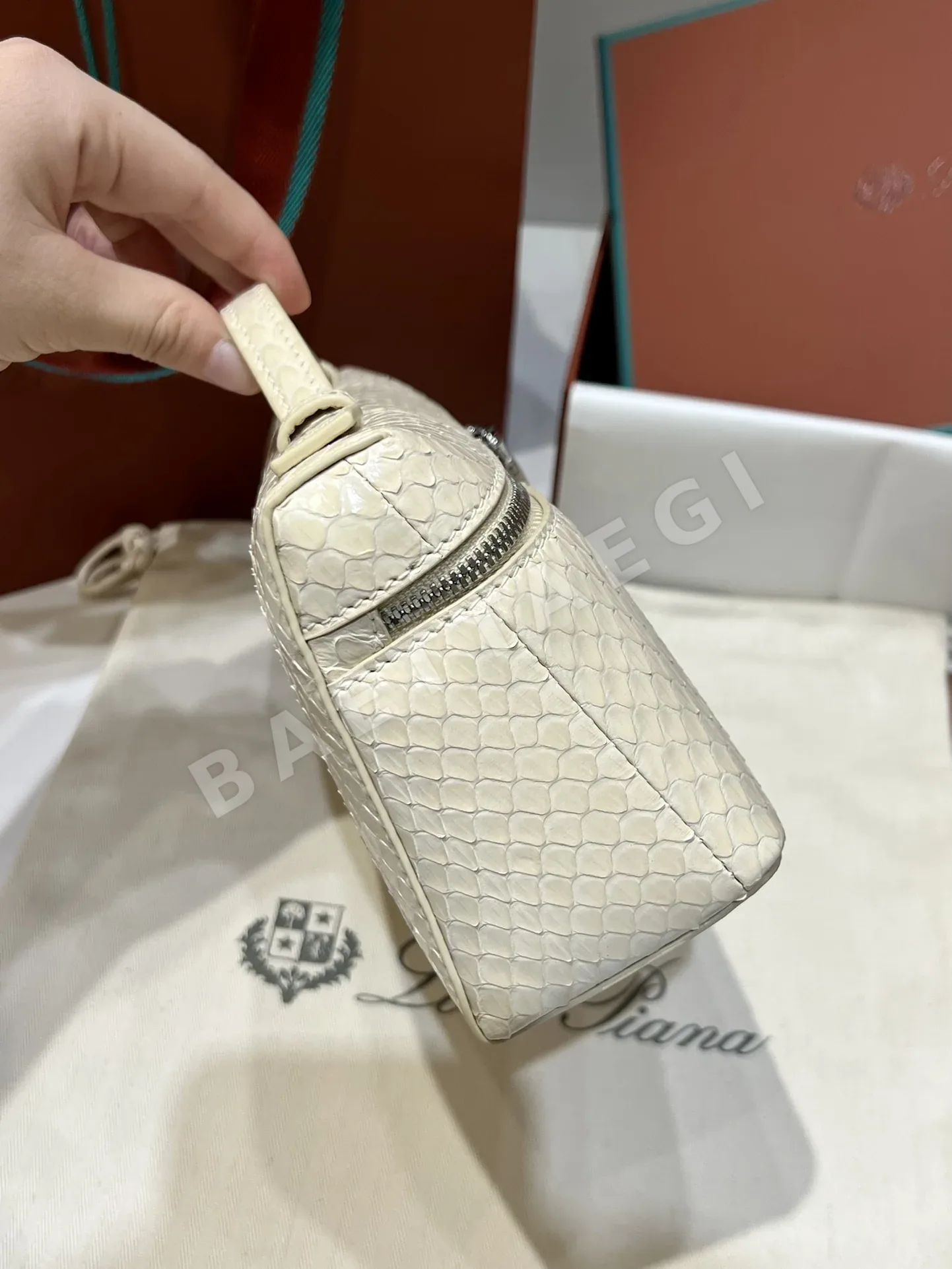 로로피아나 가방 상세 이미지 4