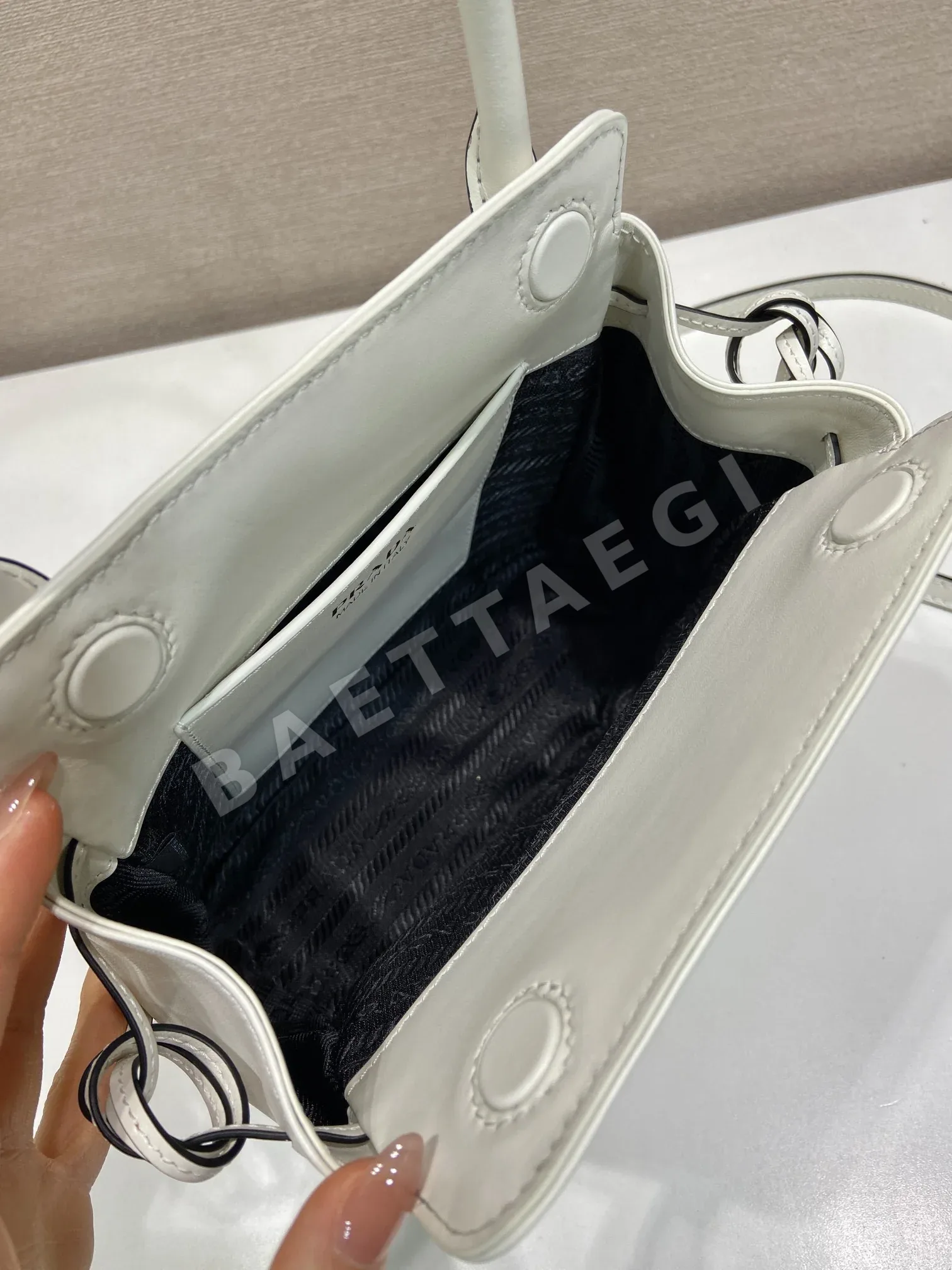 프라다 소가죽 빈티지 마그넷 크로스백 1BA496 상세 이미지 8