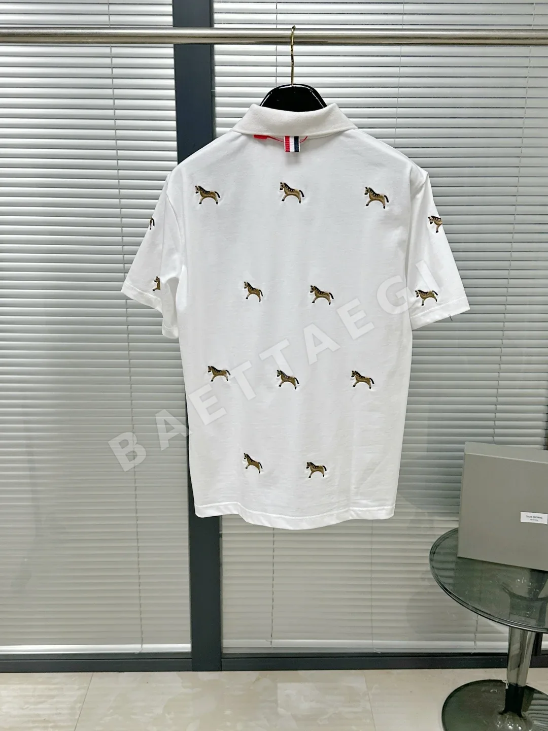 톰브라운 말 해년 자수 포니 반팔 폴로셔츠 상세 이미지 3
