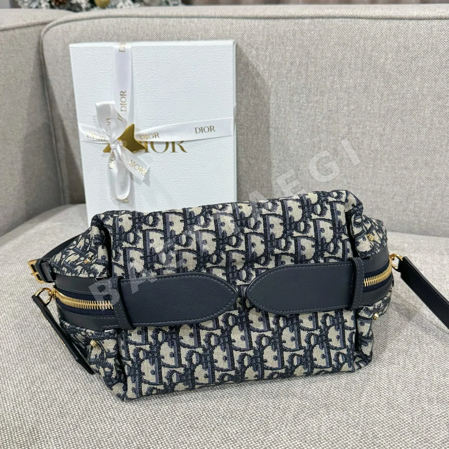 디올 모노그램 숄더백 상세 이미지 8