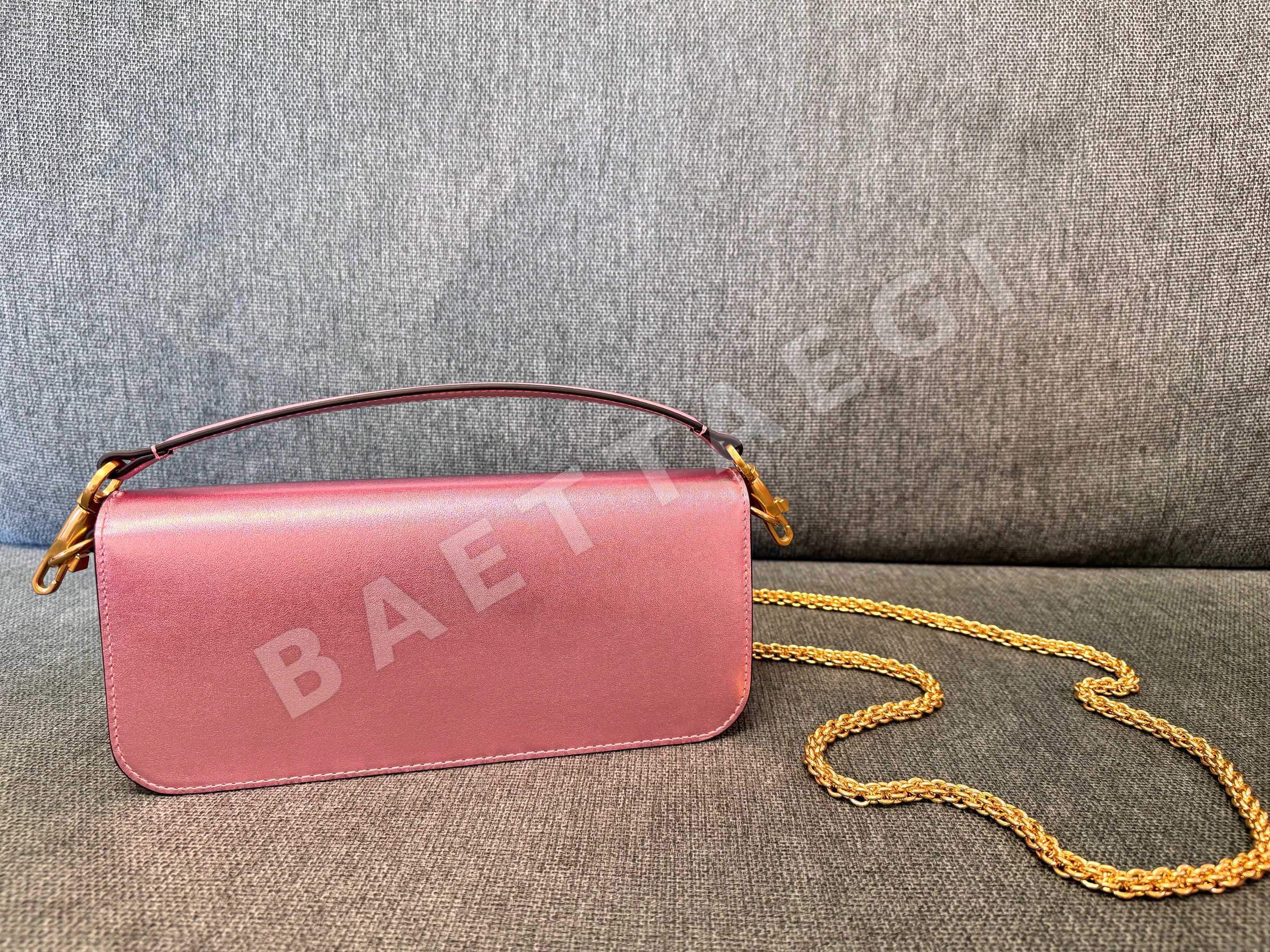 발렌티노 라인스톤 버클 카프스킨 핸드백 상세 이미지 7