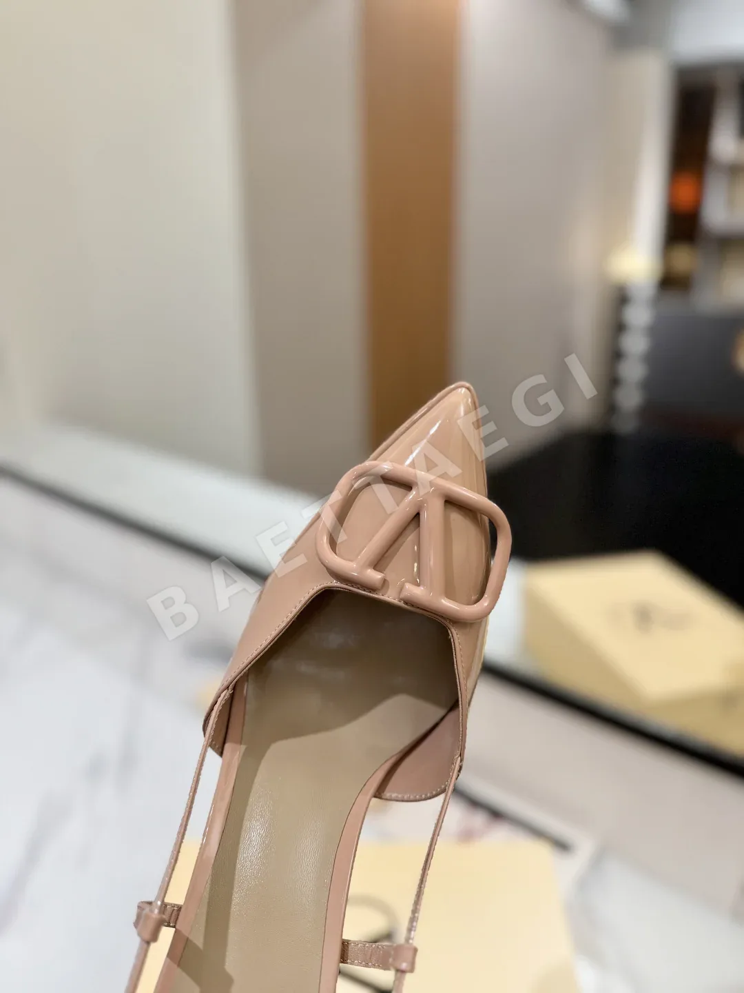 발렌티노 V 버클 메탈 장식 샌들 상세 이미지 7