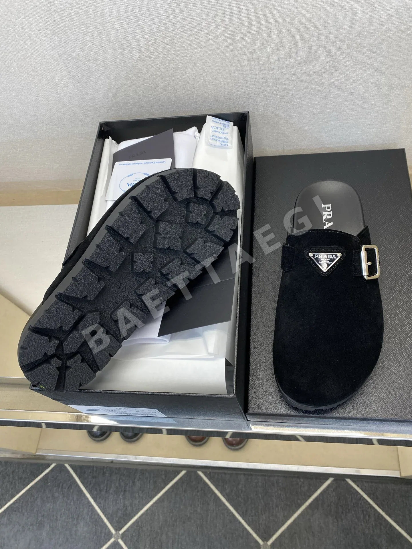 프라다 가죽 남성 뮬 상세 이미지 9