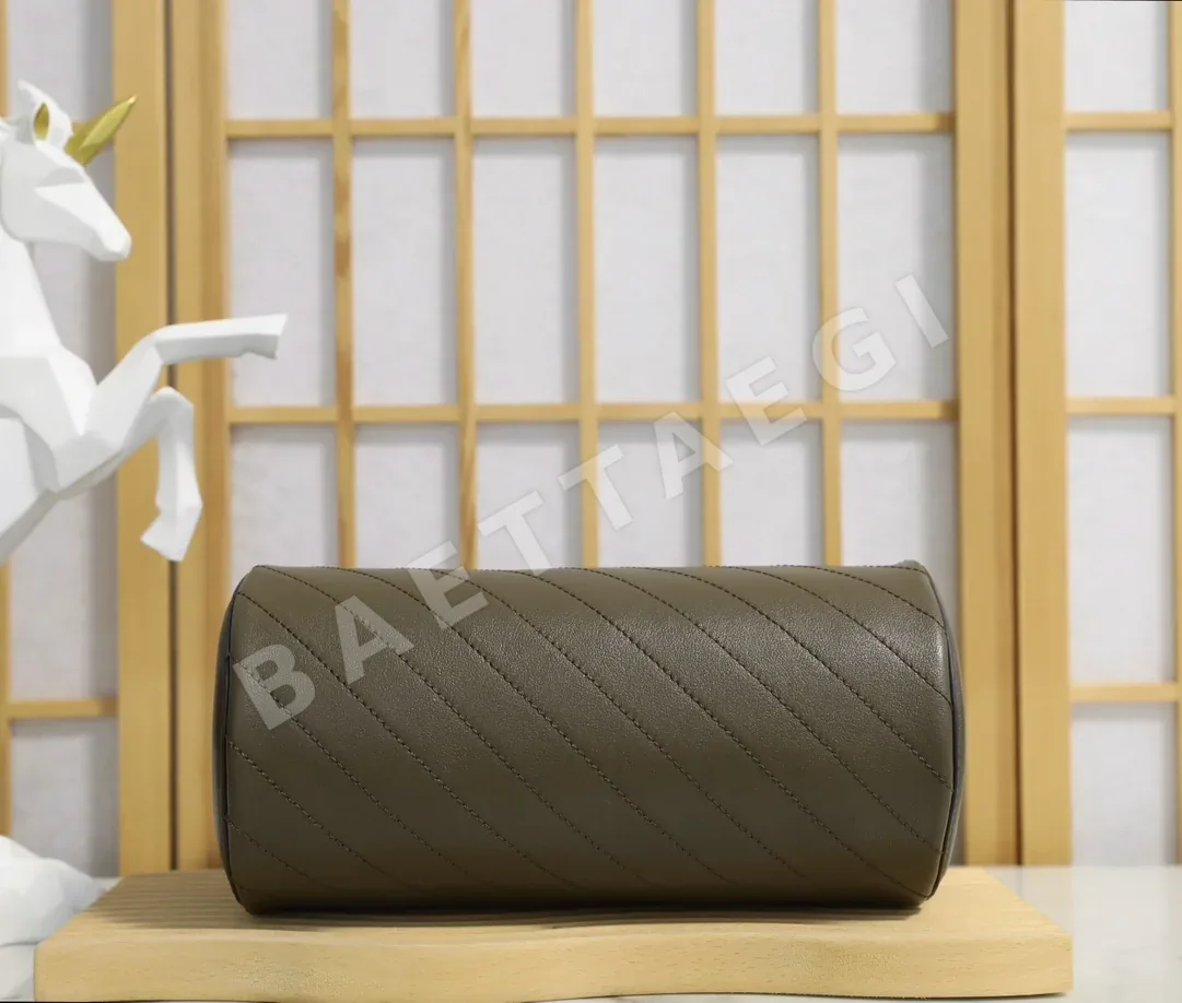 구찌 가치블론디 라운드 배럴 암핏 백 상세 이미지 3