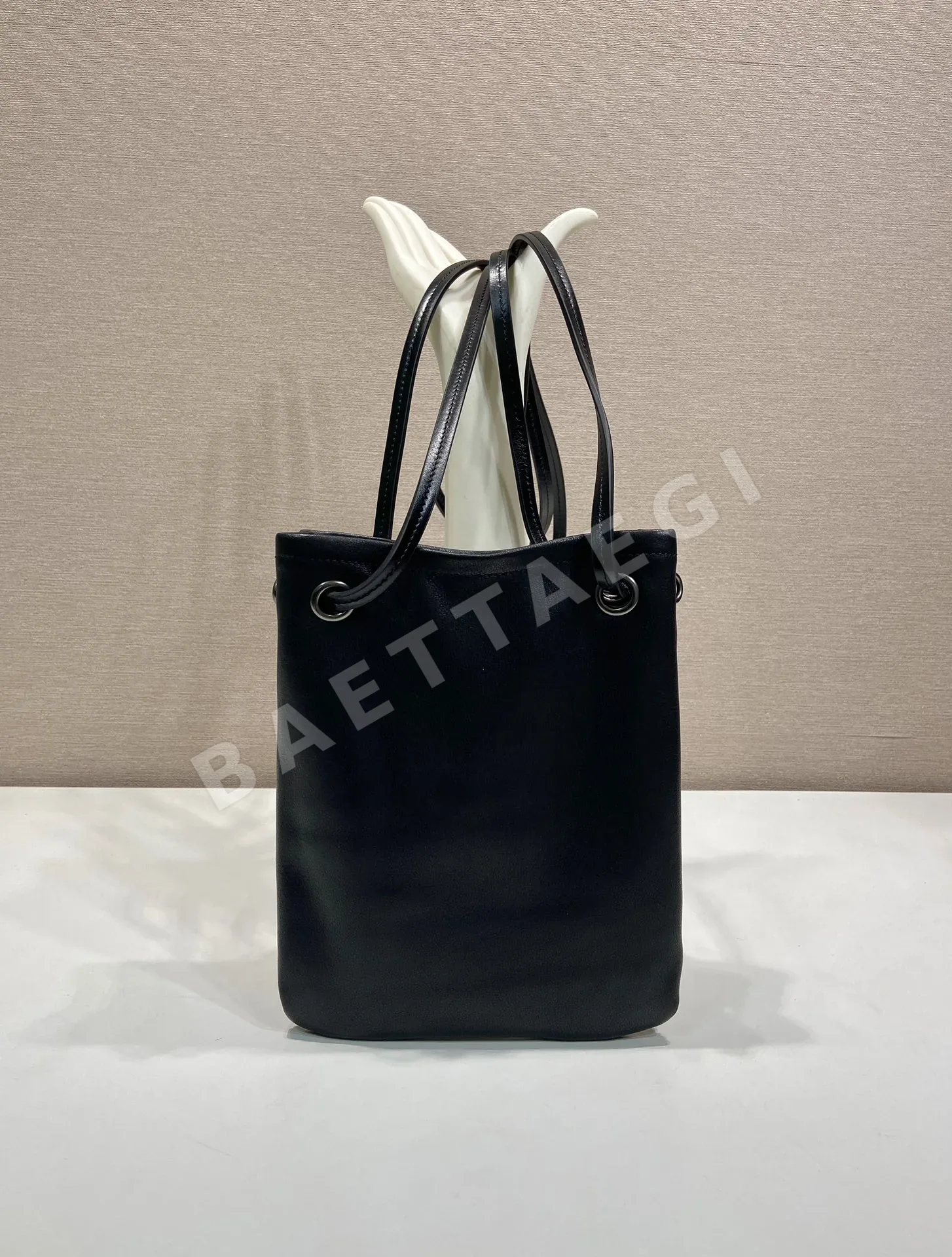 프라다 카프스킨 토트백 1BH288 상세 이미지 4