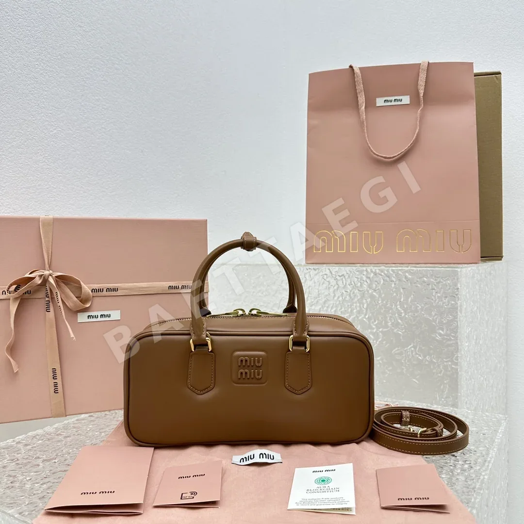미우미우 엠보싱 로고 패딩 처리 볼링백 68156