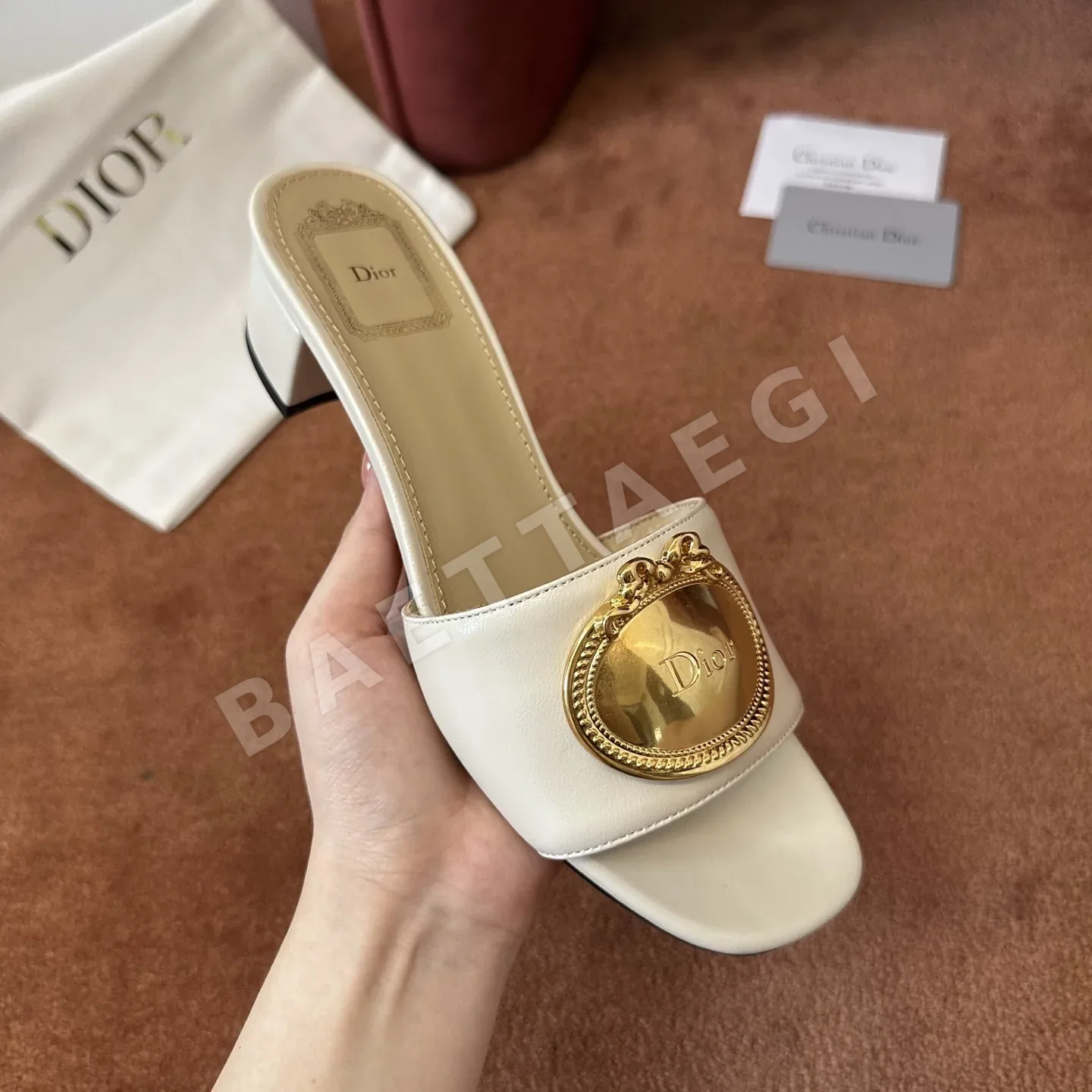 디올 디웨이 뮬 로고 플랫 상세 이미지 3