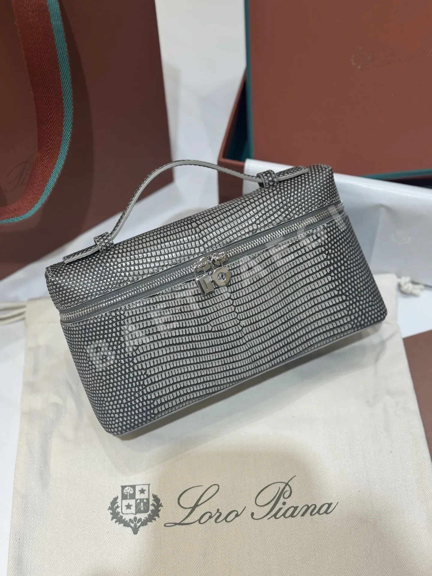 로로피아나 도마뱀 가죽 크로스백 상세 이미지 3
