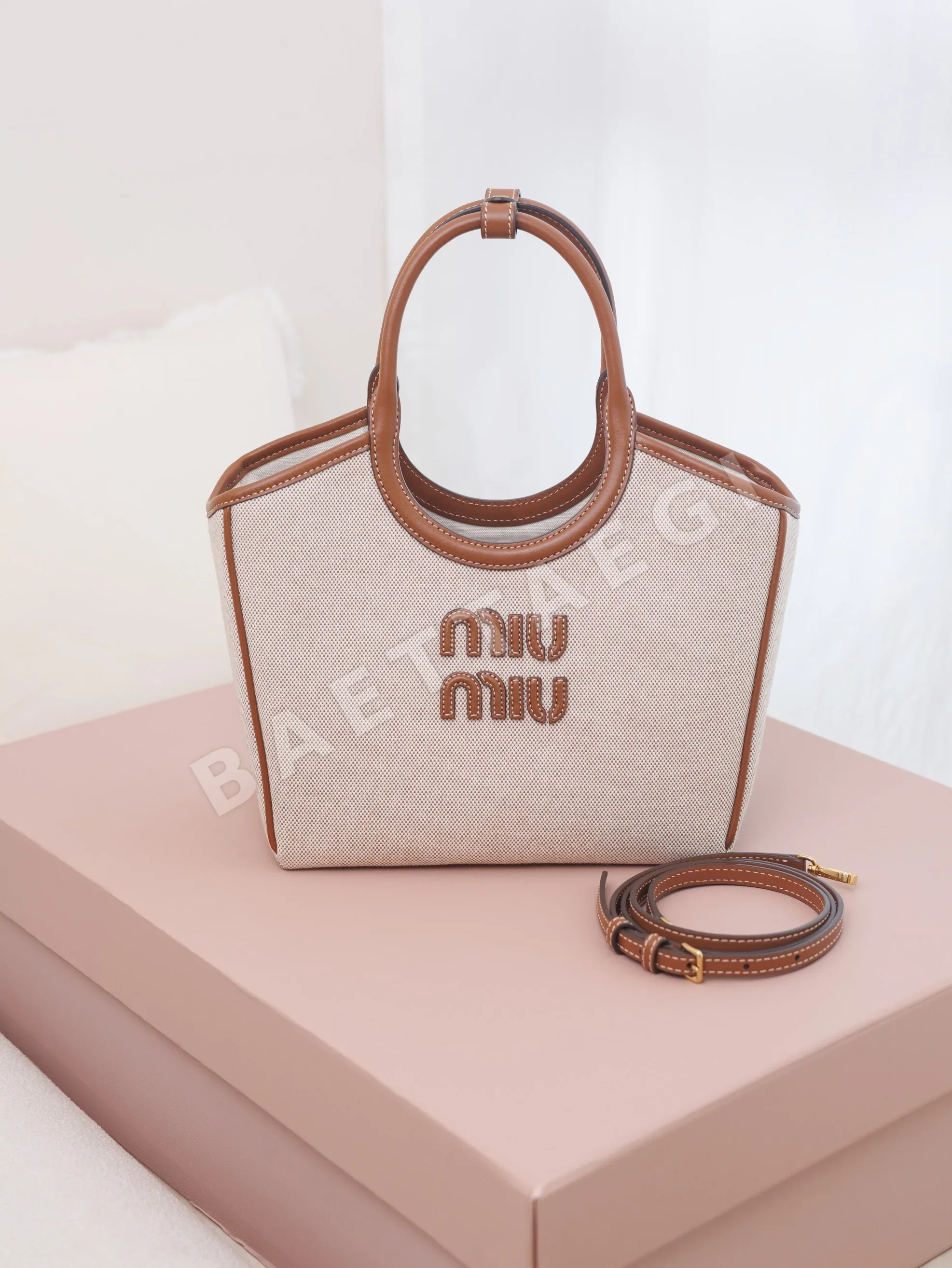 미우미우 소가죽 캔버스 토트백 5BA284M1180