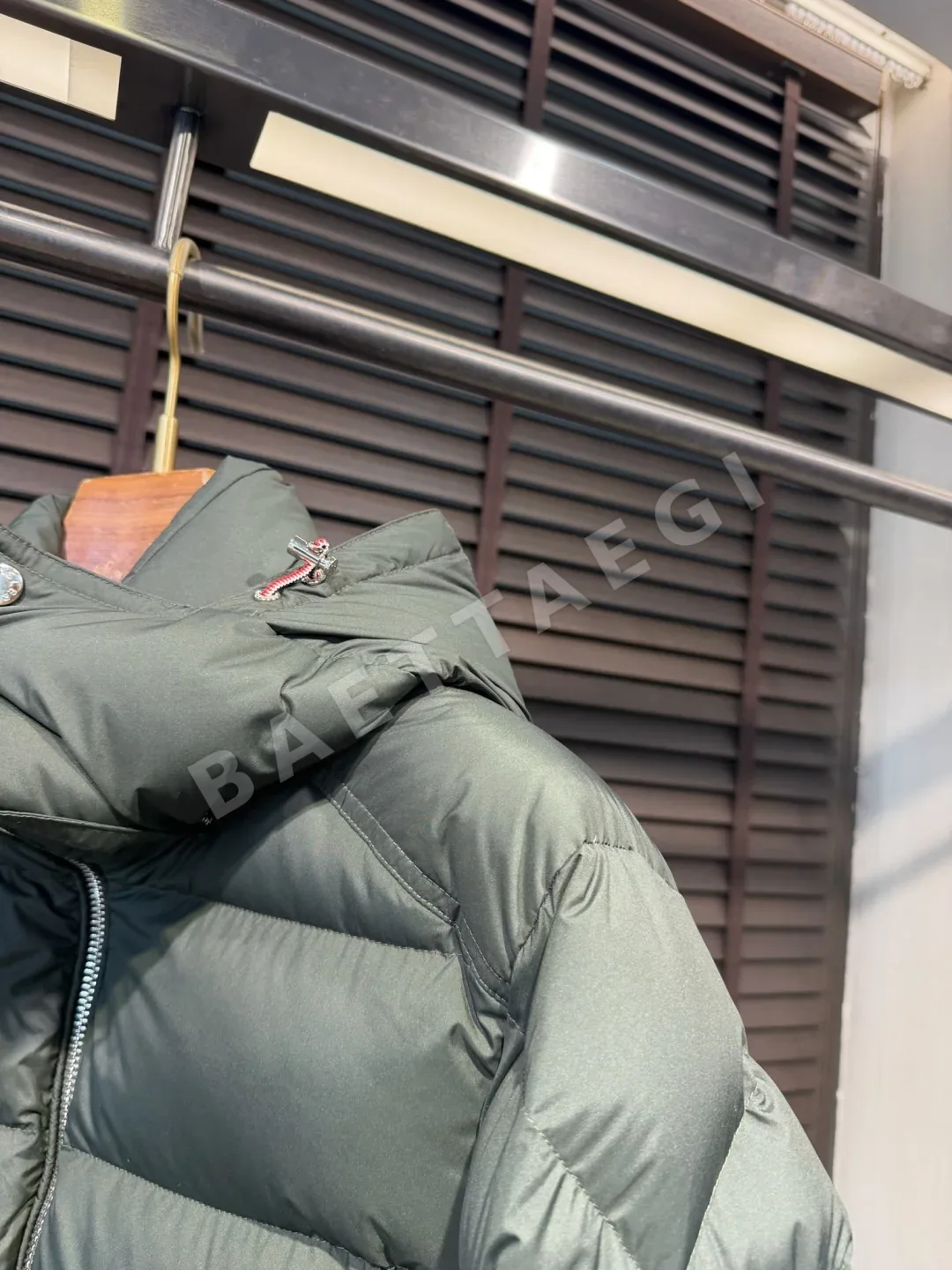 몽클레르 남성 화이트 덕 다운 패딩 자켓 상세 이미지 5