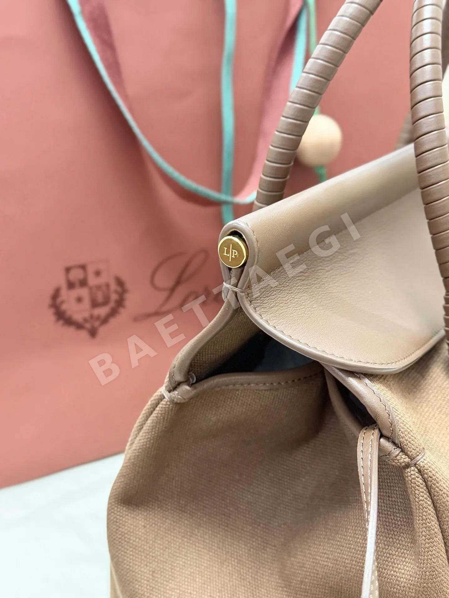 로로피아나 라마 브라운 위빙 핸드백 상세 이미지 6