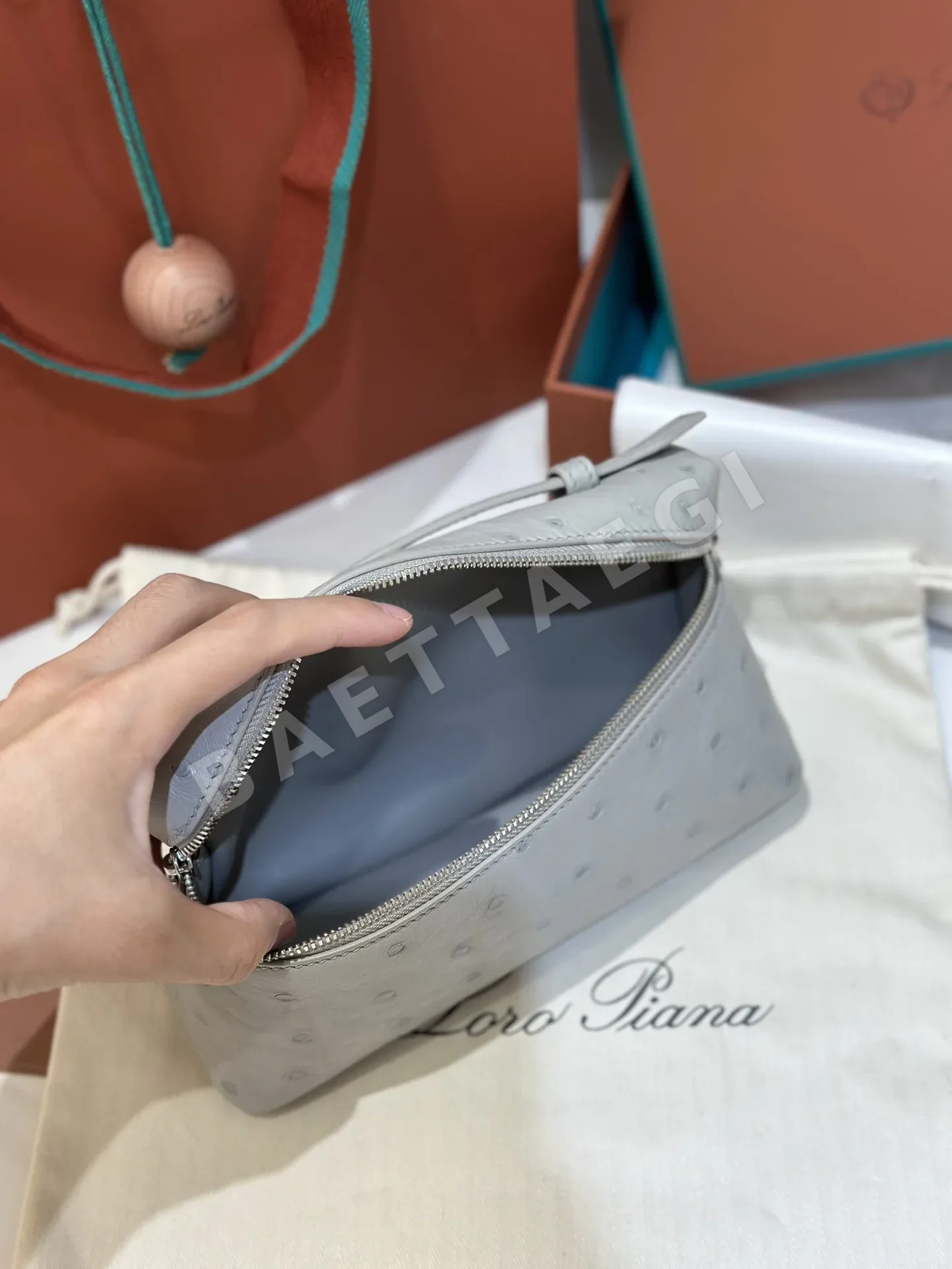 로로피아나 타조 가죽 크로스바디백 상세 이미지 8
