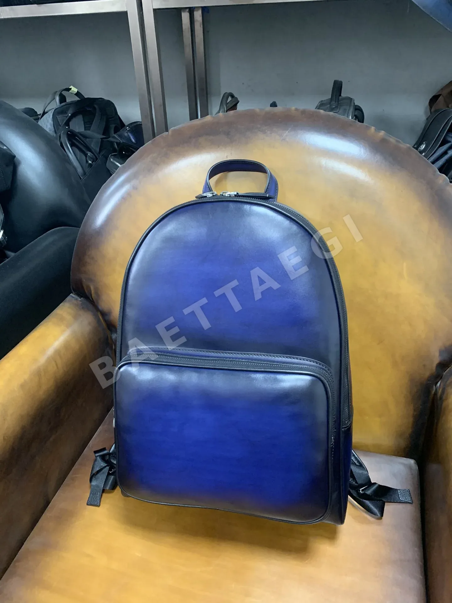 벨루티 카프스킨 백팩 상세 이미지 3