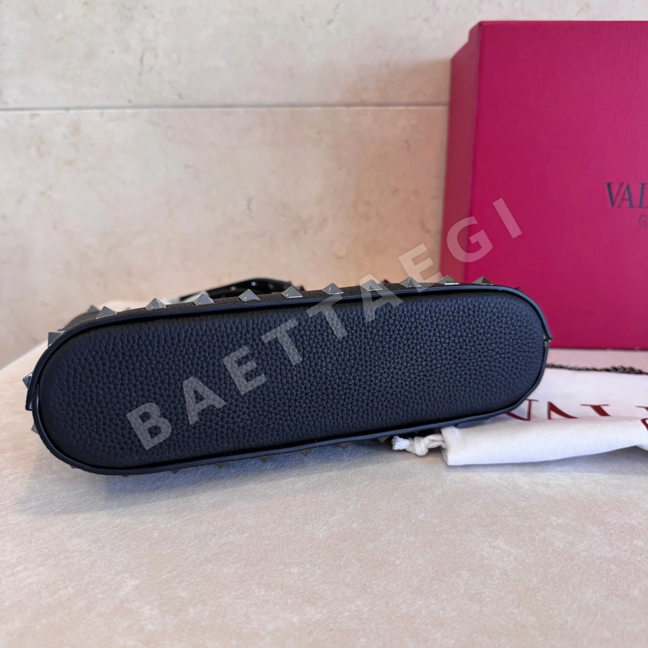 발렌티노 가라바니 락스터드 카프스킨 크로스백 상세 이미지 7