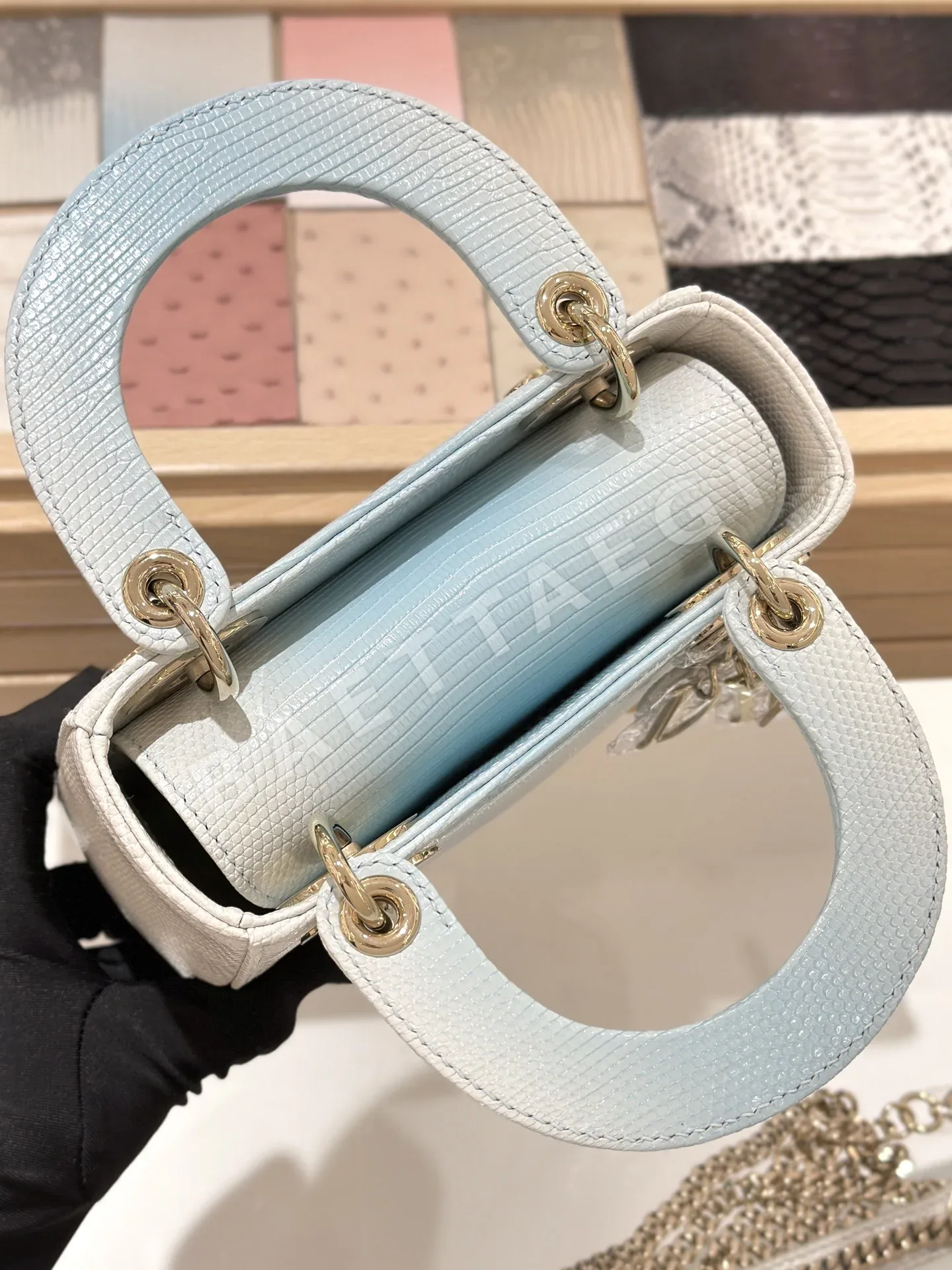 디올 도마뱀 가죽 그라데이션 블루 가방 상세 이미지 8