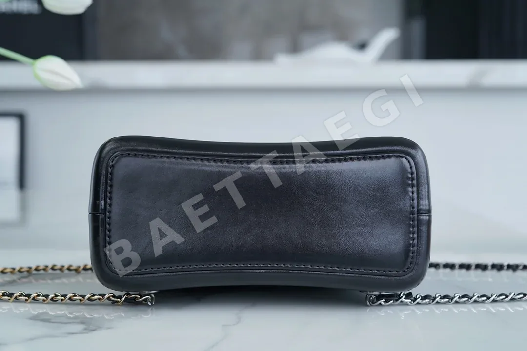 샤넬 가브리엘 미니 호보백 블랙 가죽 백팩 가방 상세 이미지 9