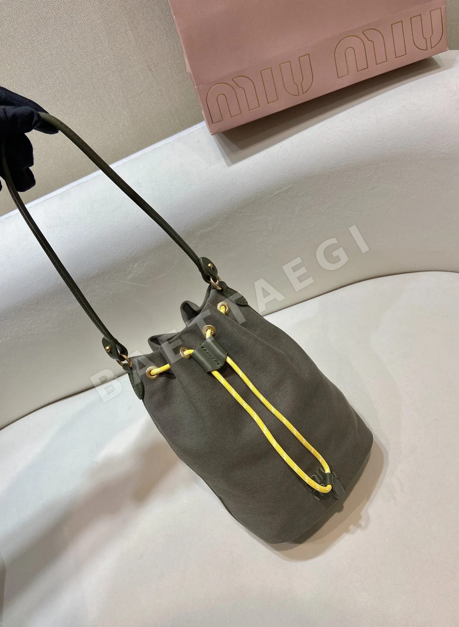 미우미우 가버딘 자수 로고 버킷백 5NR038