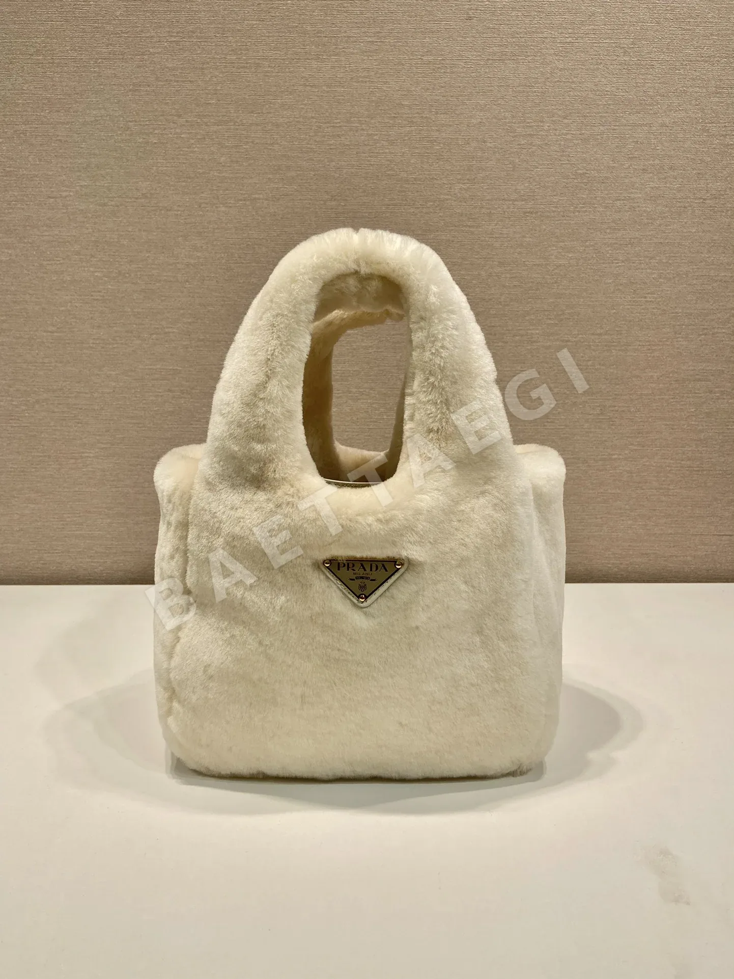 프라다 양가죽 마그네틱 잠금 핸드백 1BA349