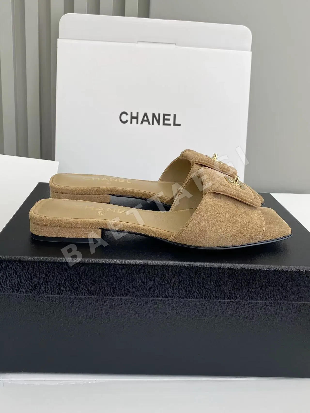 샤넬 더블 C 버클 스퀘어 토 플랫 샌들 99326
