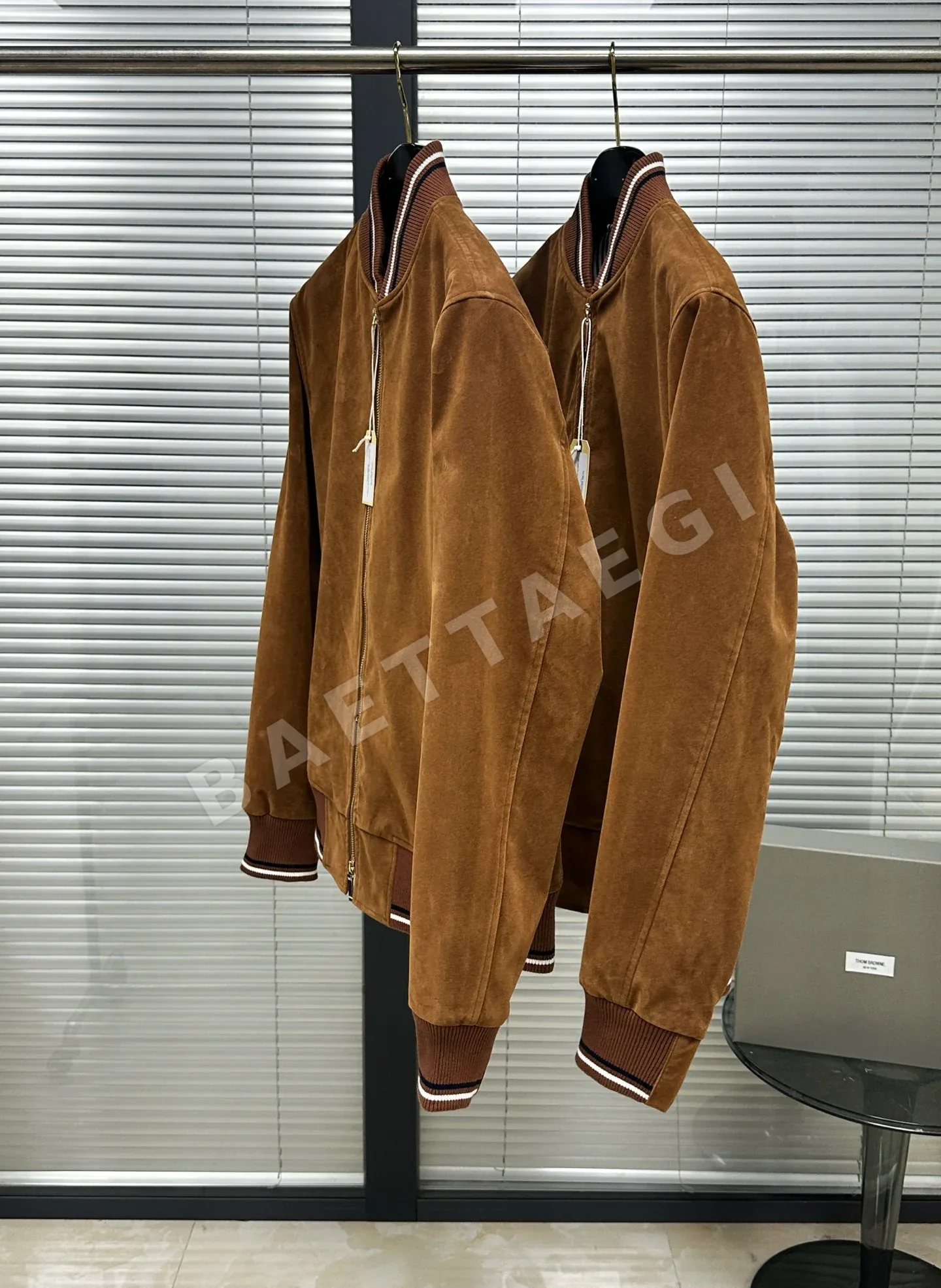 톰브라운 스웨이드 베이스볼 자켓 남성 자켓 상세 이미지 4