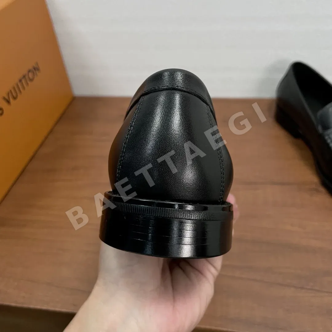 루이비통 메이저 로퍼 남성 가죽 LV 로고 메탈 버클 상세 이미지 5