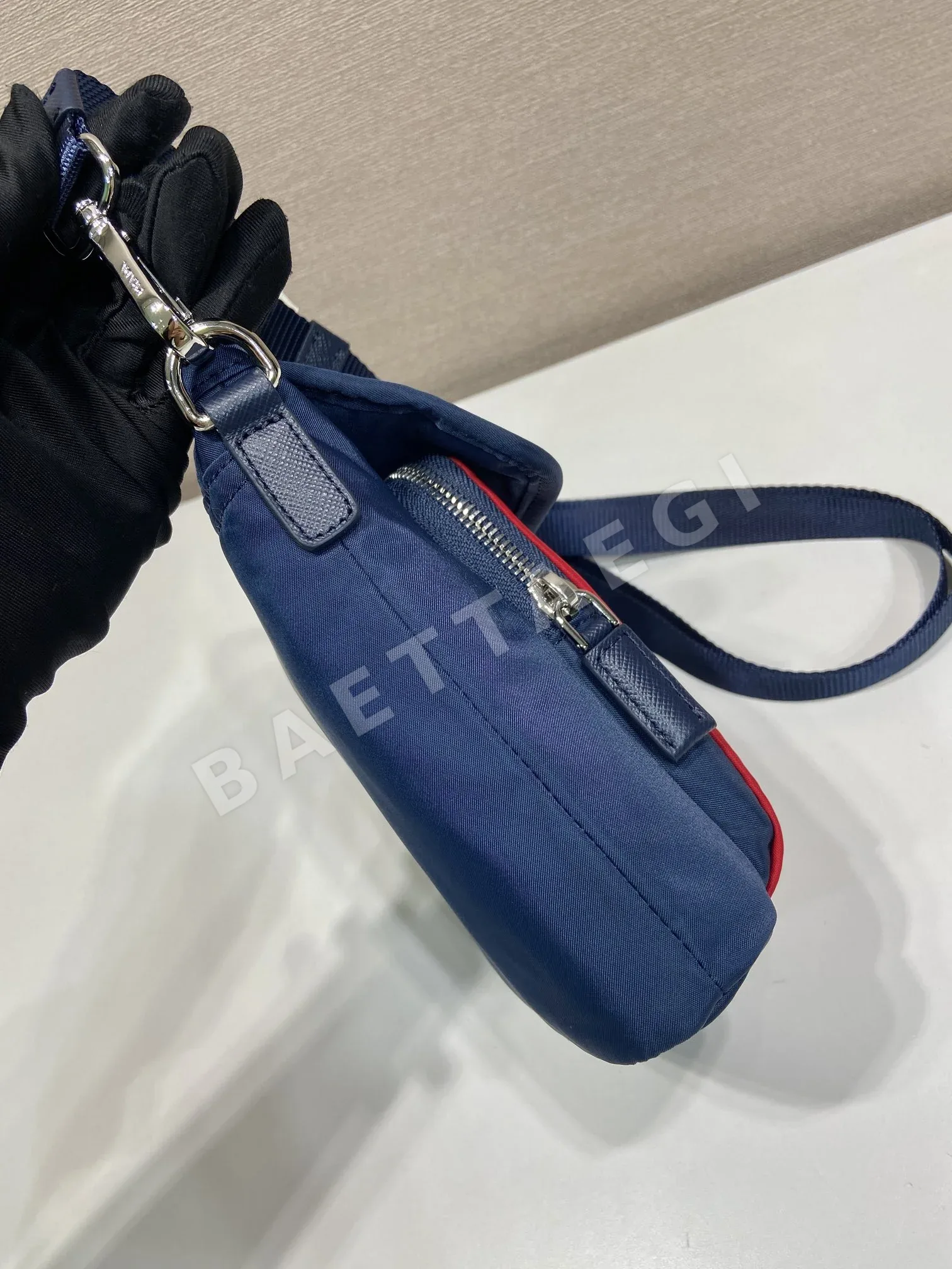 프라다 리사이클 나일론 스마트폰 가방 2ZT086 상세 이미지 7