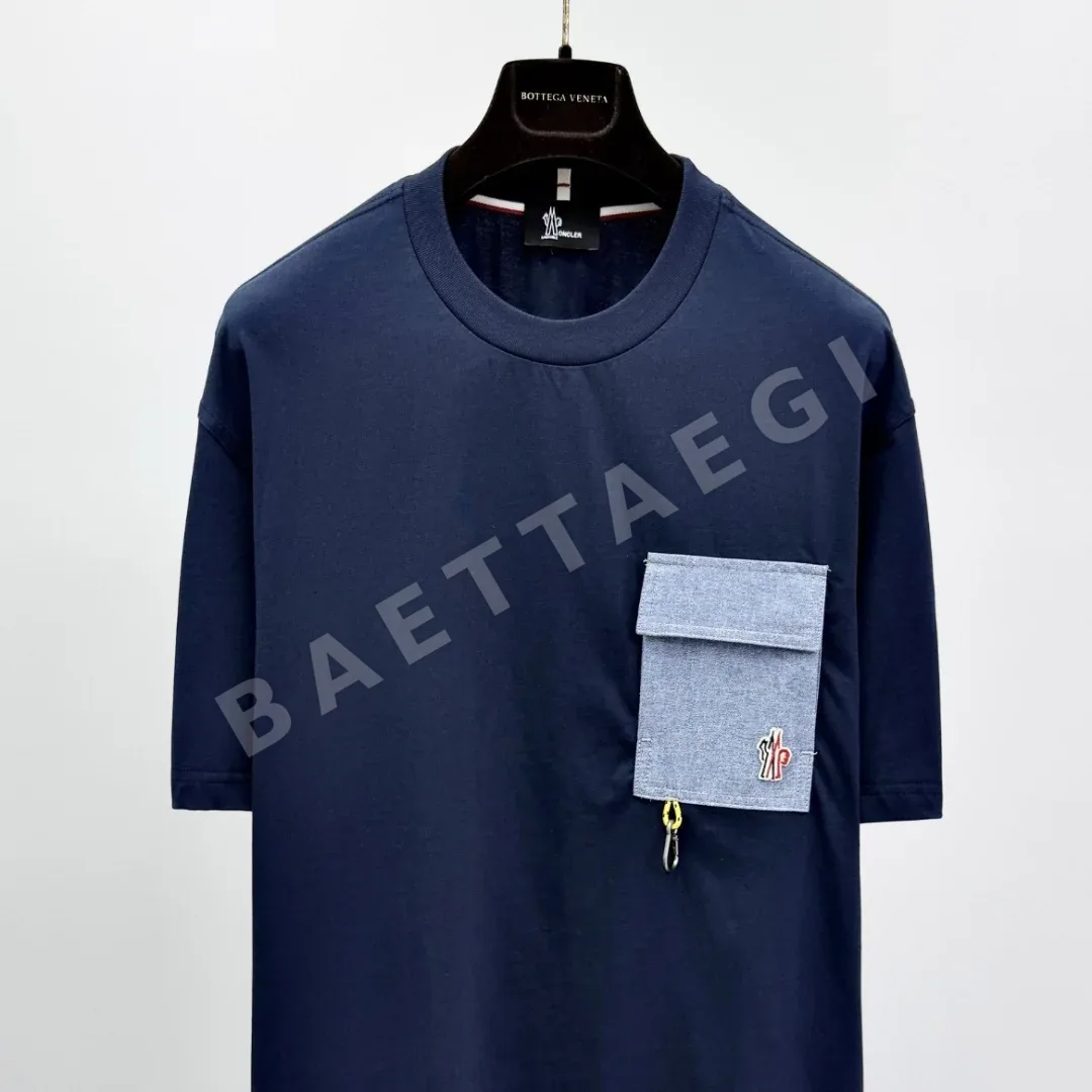 몽클레르 데님 포켓 코튼 반팔 티셔츠 남성 상세 이미지 3